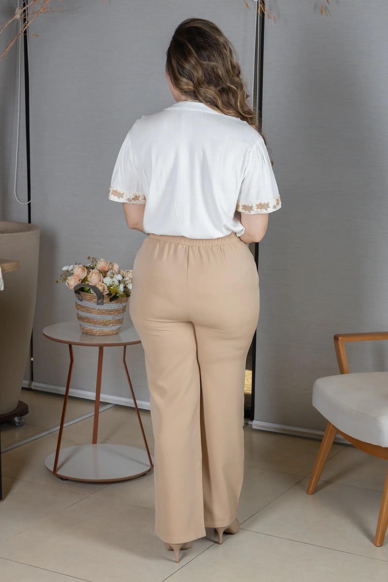 Blusa Manga Curta Decote em "V" Visco Linen com Detalhes Bordados Beatrice Branca