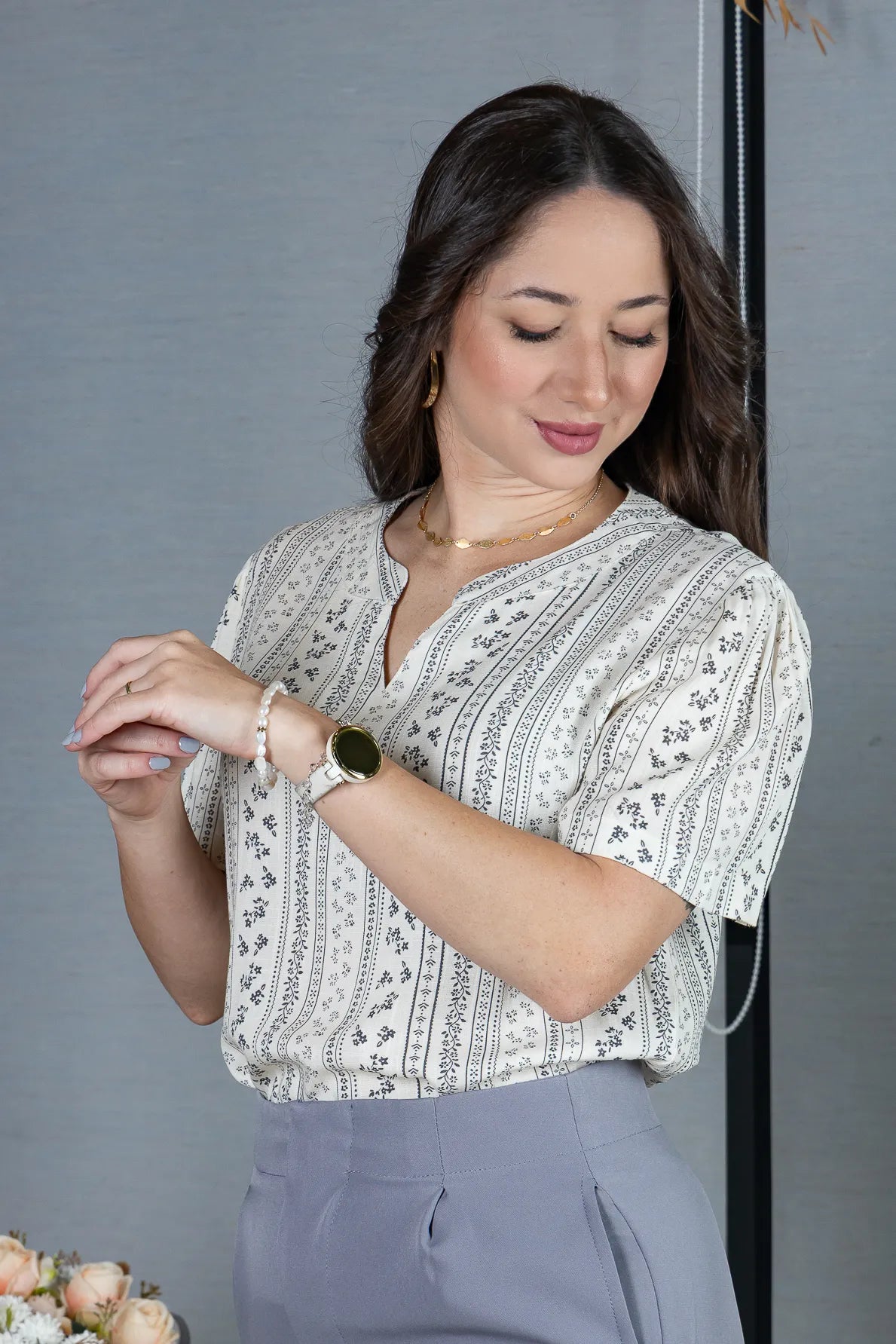 Blusa Manga Curta Decote em "V" em Visco-Linho Estampada Elisabeth Creme