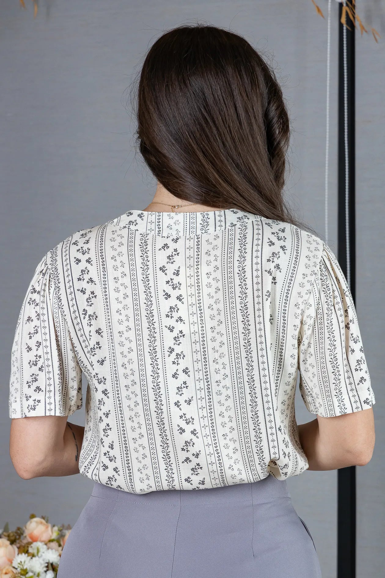 Blusa Manga Curta Decote em "V" em Visco-Linho Estampada Elisabeth Creme