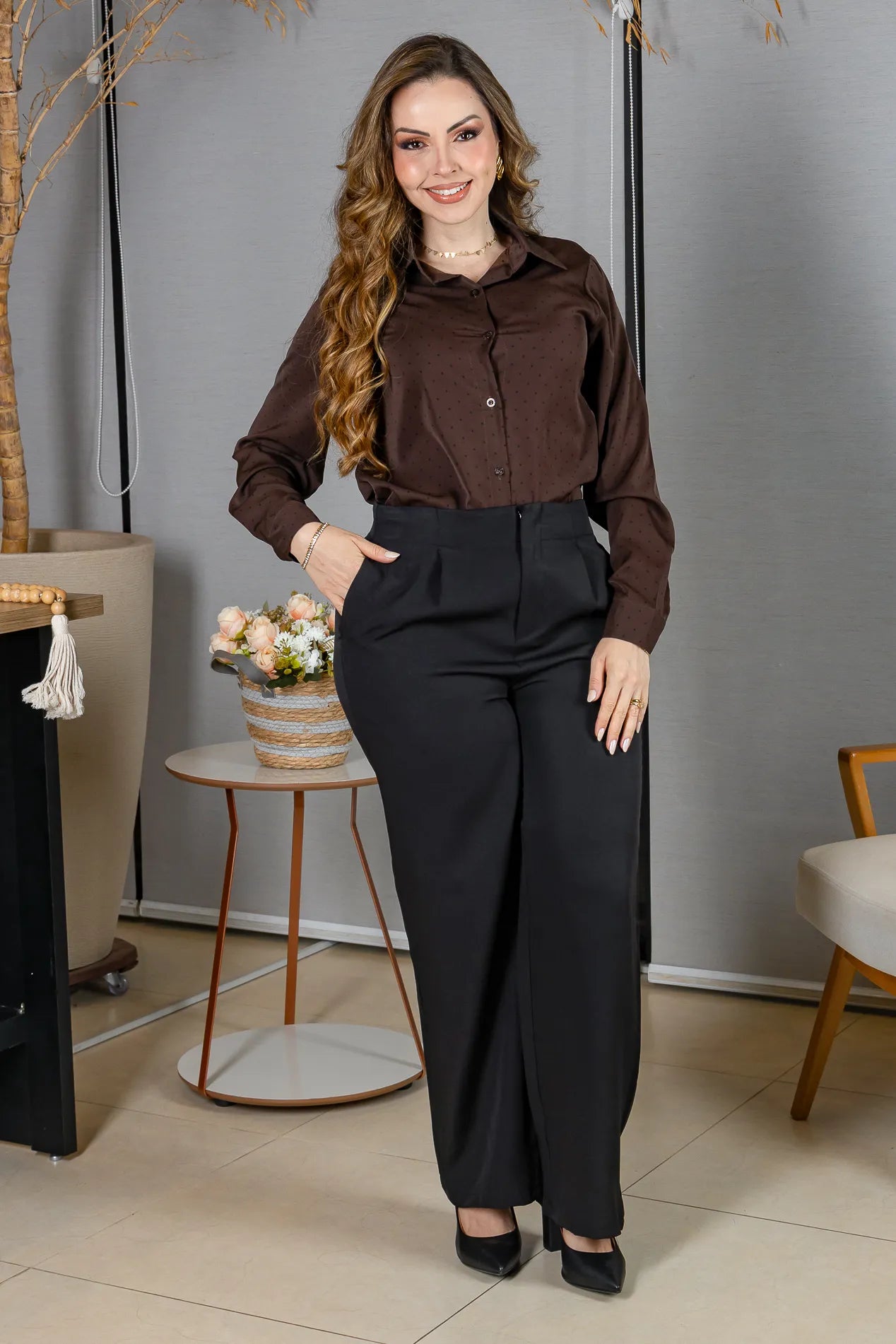 Camisa Manga Longa Crepe Classic Fecho em Botões com Padrão em Poá Annabel Marrom Café