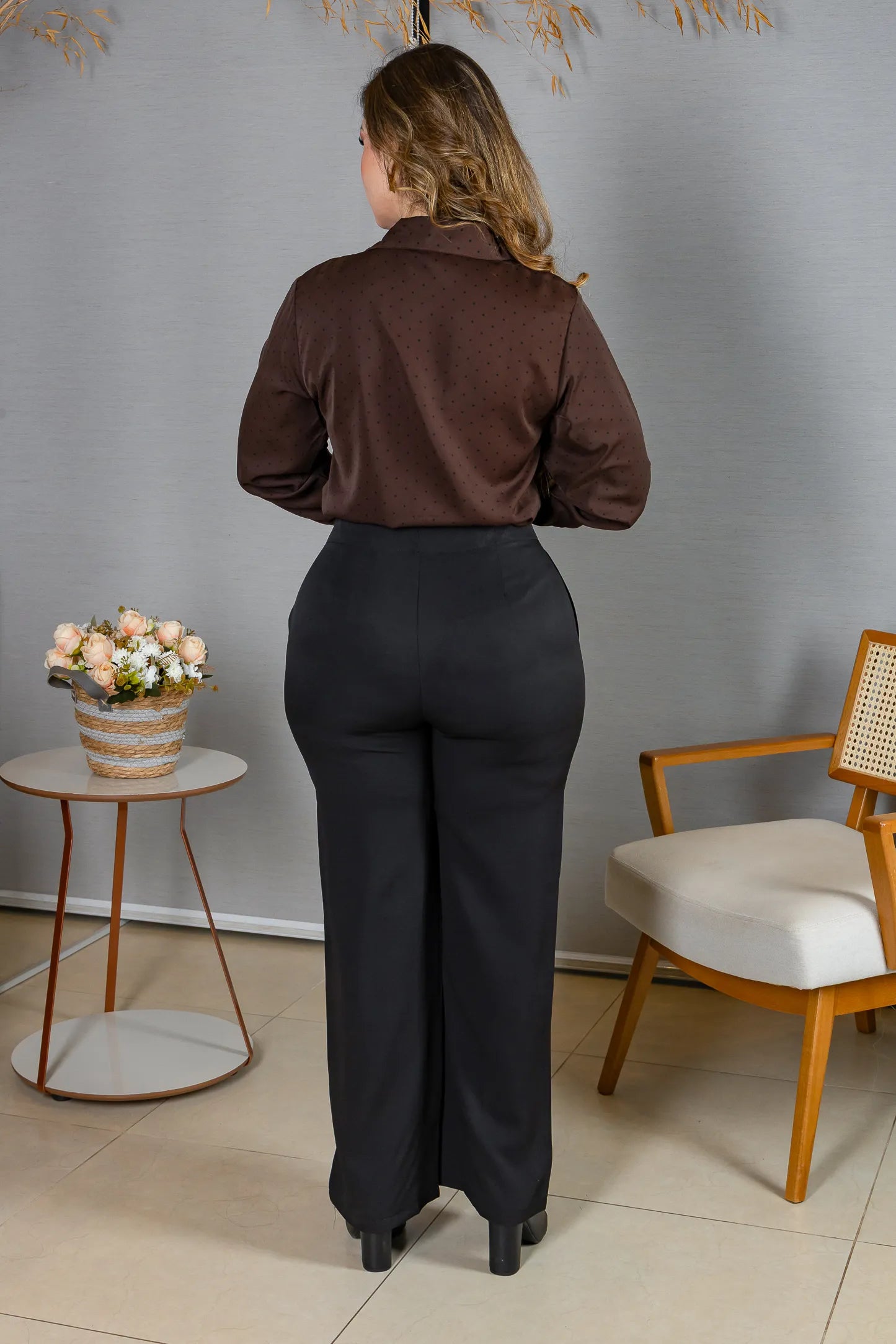 Camisa Manga Longa Crepe Classic Fecho em Botões com Padrão em Poá Annabel Marrom Café