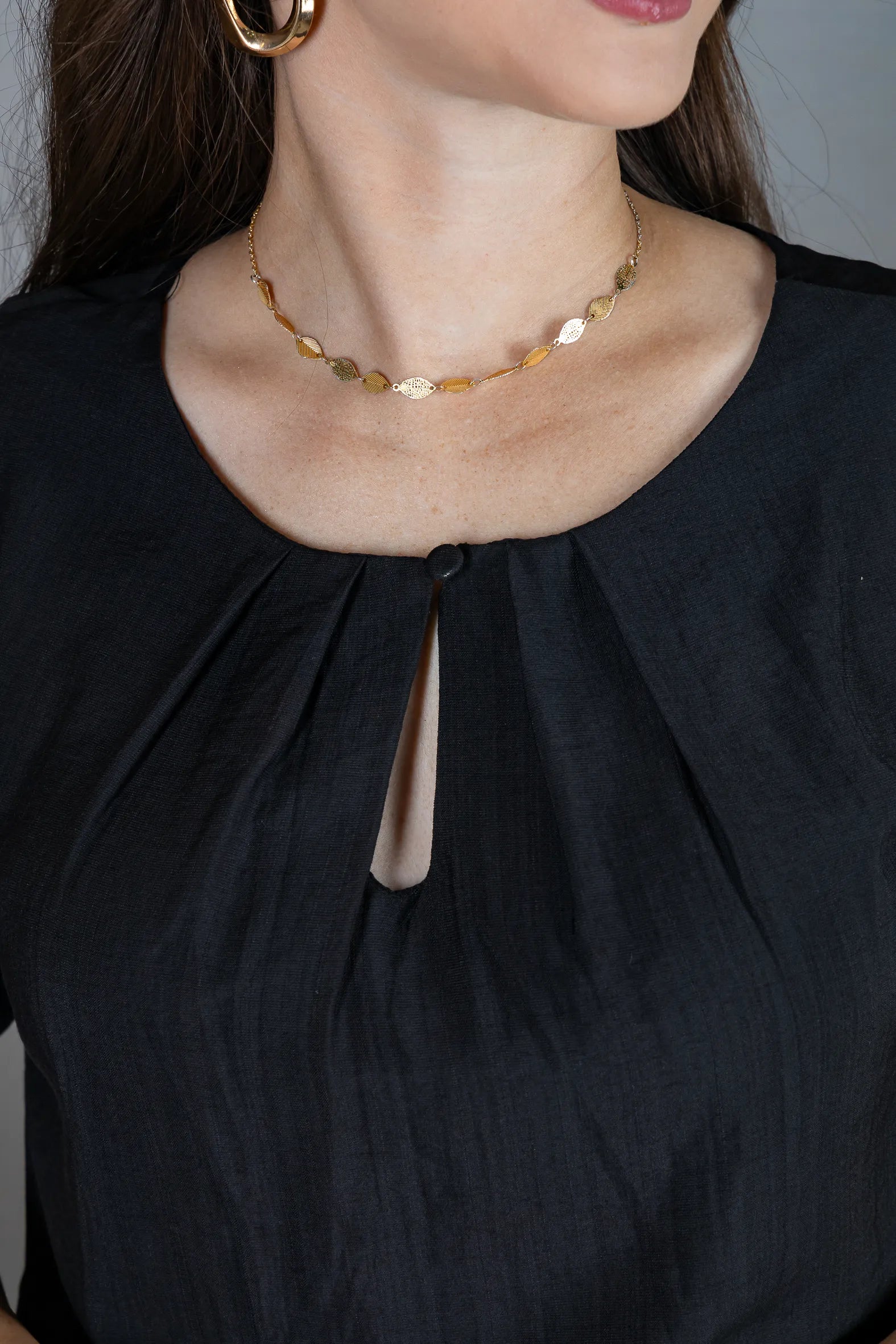 Blusa Manga Curta em Crepe Comfort Decote em Gota e Pregas Mariele Preta