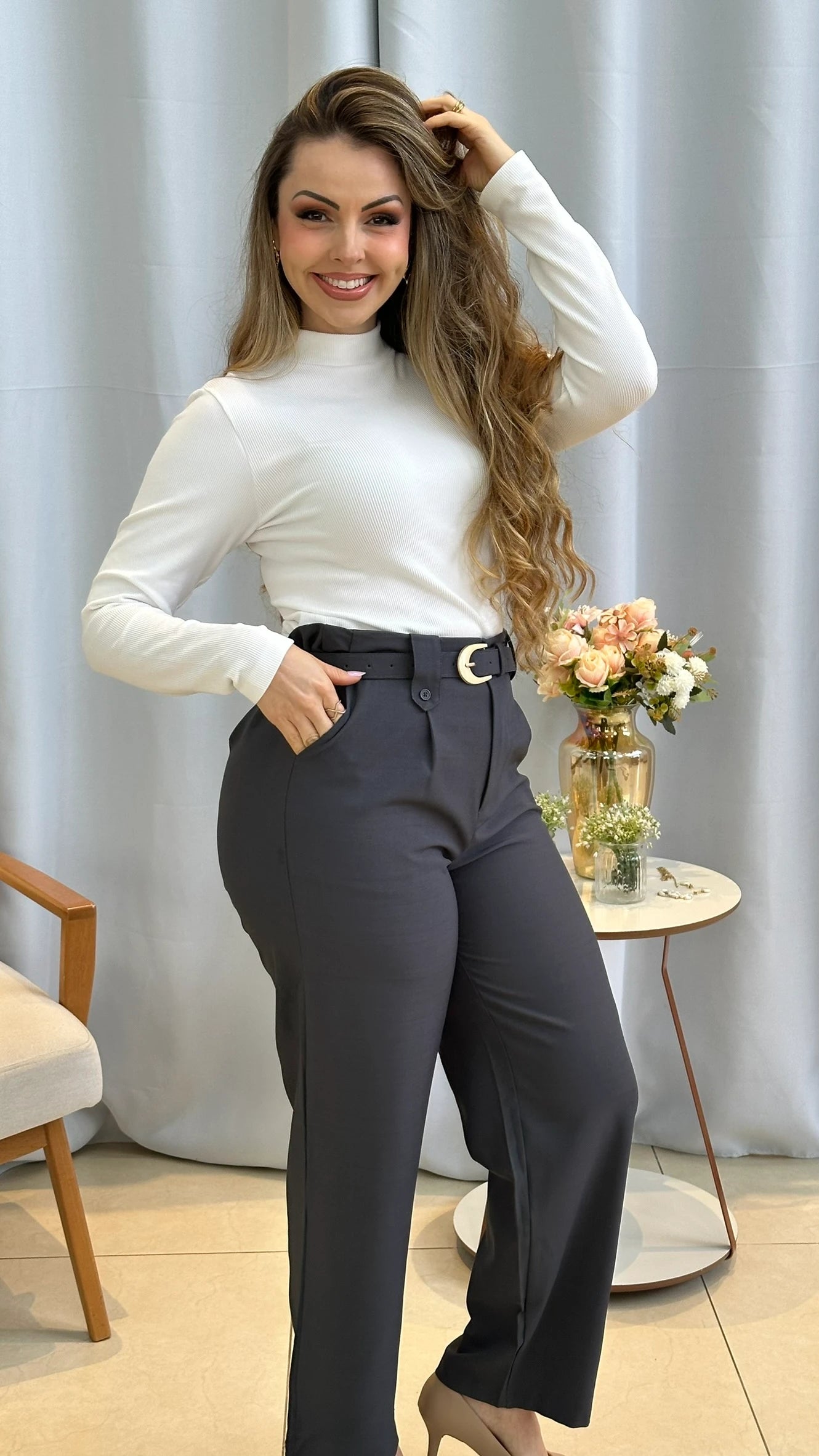 Conjunto: Blusa Anastácia Branca + Calça Magda Grafite
