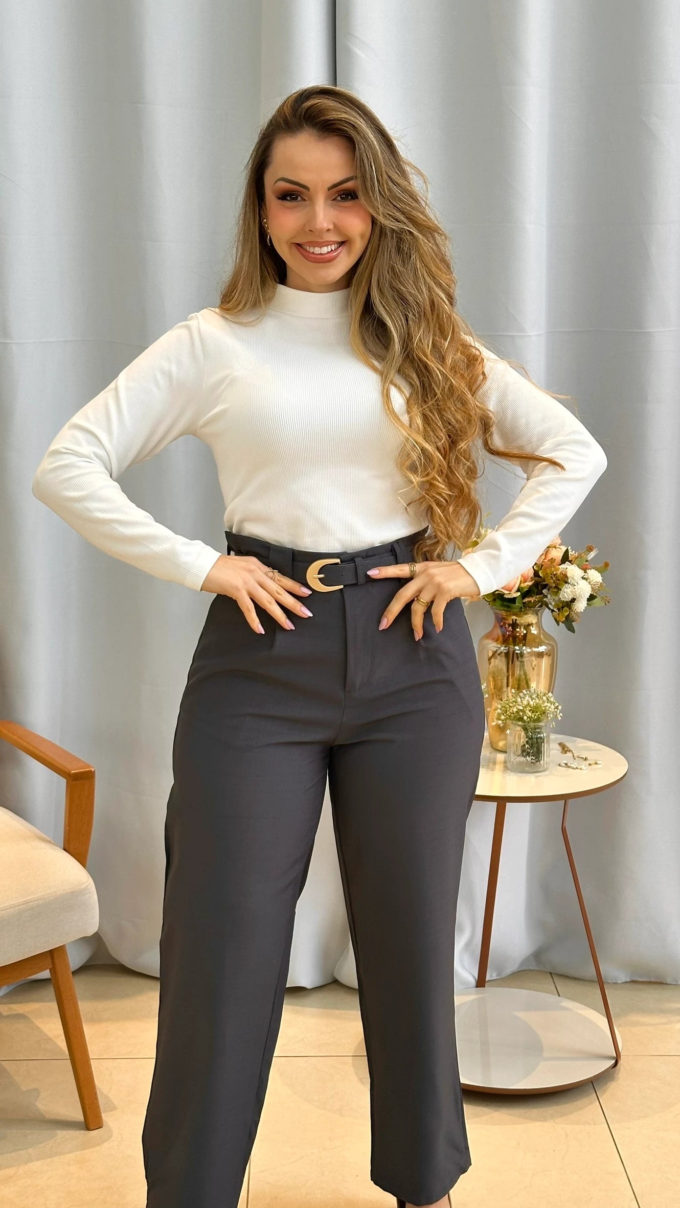 Conjunto: Blusa Anastácia Branca + Calça Magda Grafite