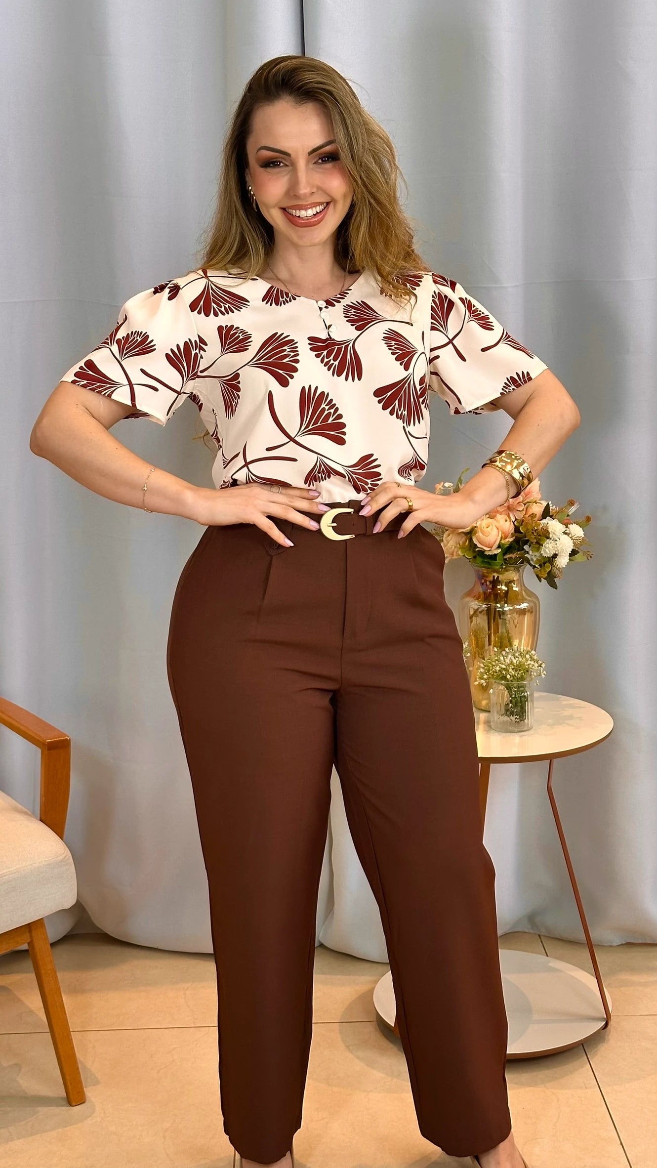 Conjunto: Blusa Cassandra Vermelha + Calça Magda Marrom