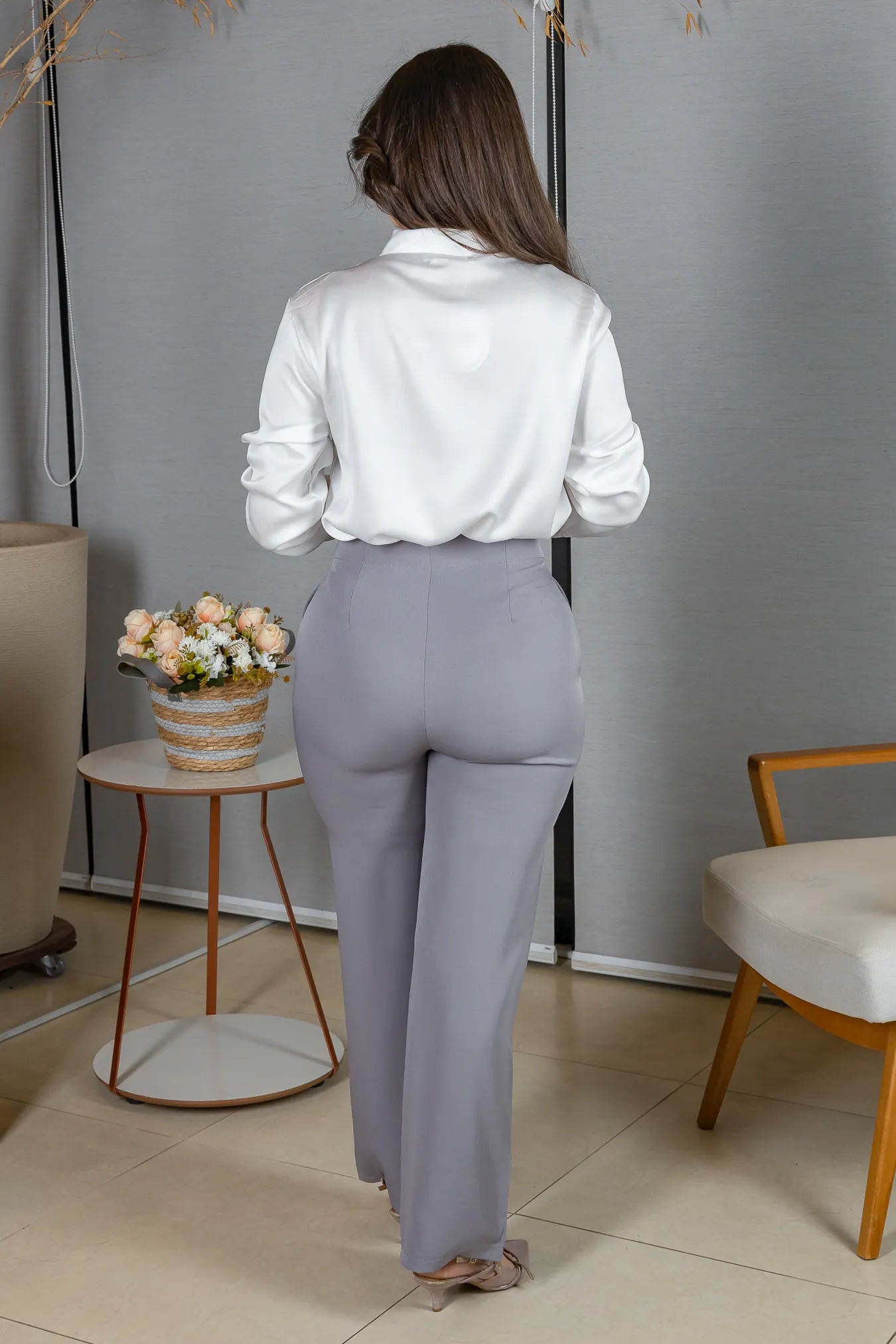 Blusa Manga Longa em Poli Silk com Broche Dourado Lara Branca