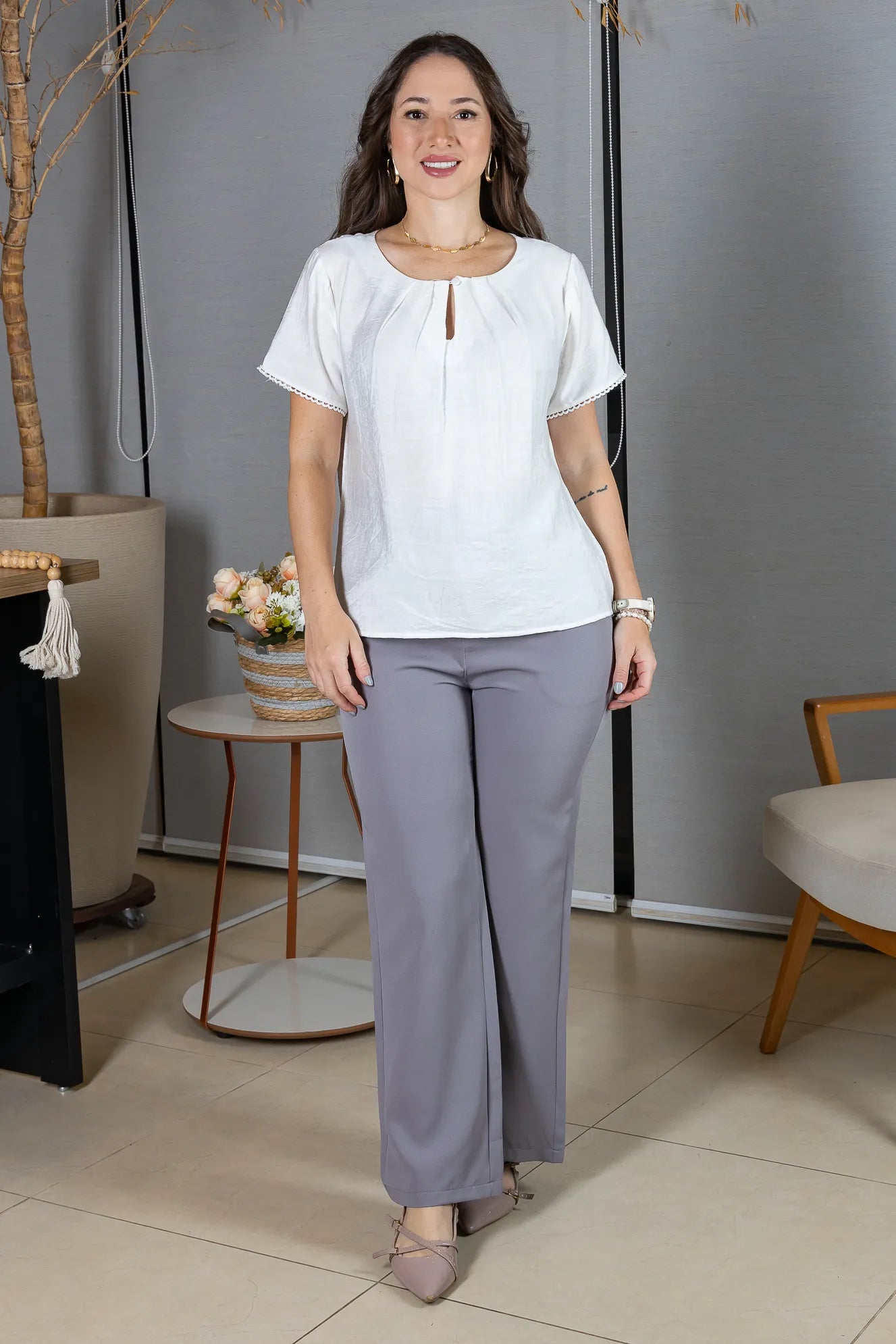 Blusa Manga Curta em Crepe Comfort Decote em Gota e Pregas Mariele Branca