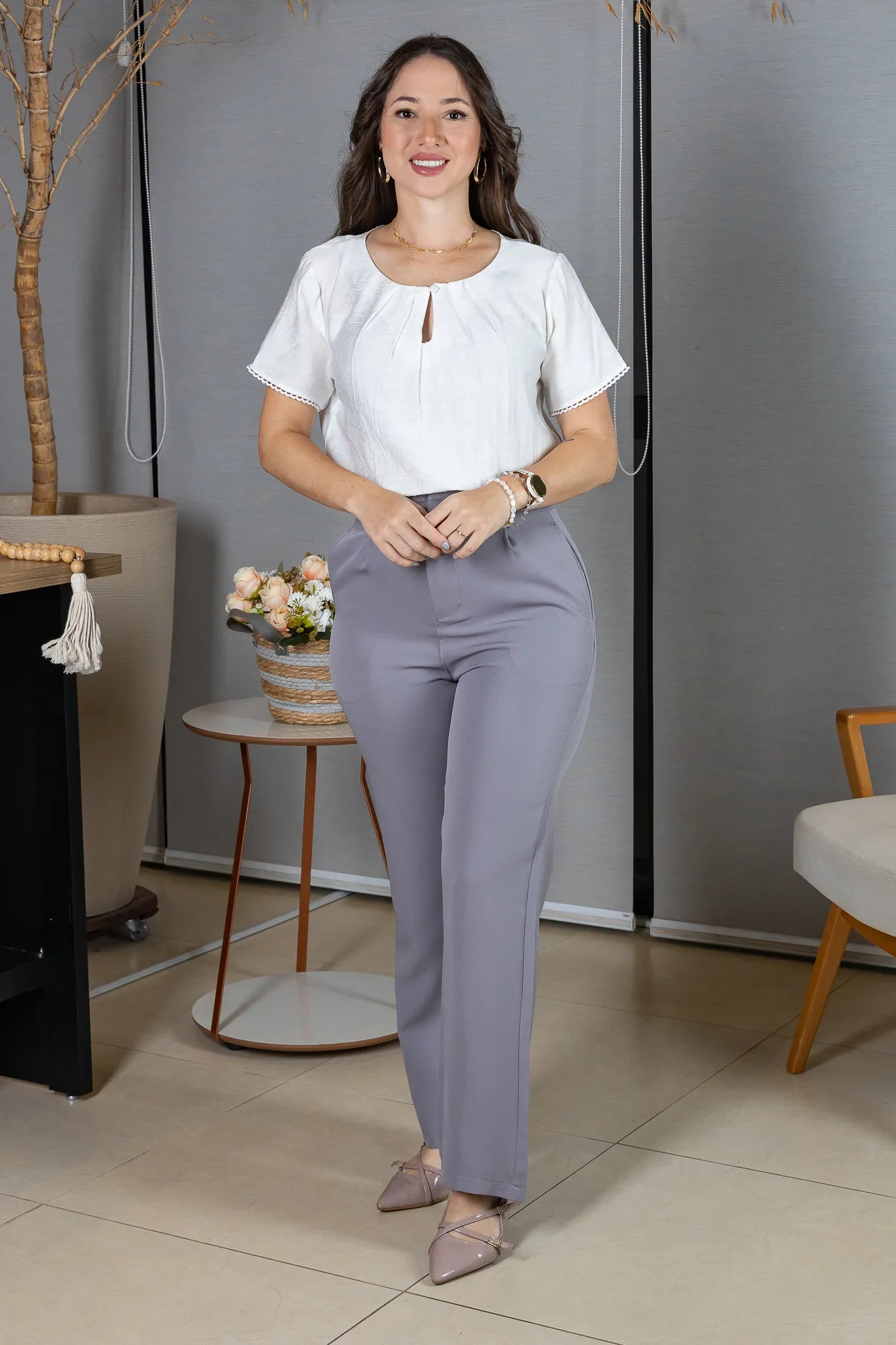 Blusa Manga Curta em Crepe Comfort Decote em Gota e Pregas Mariele Branca