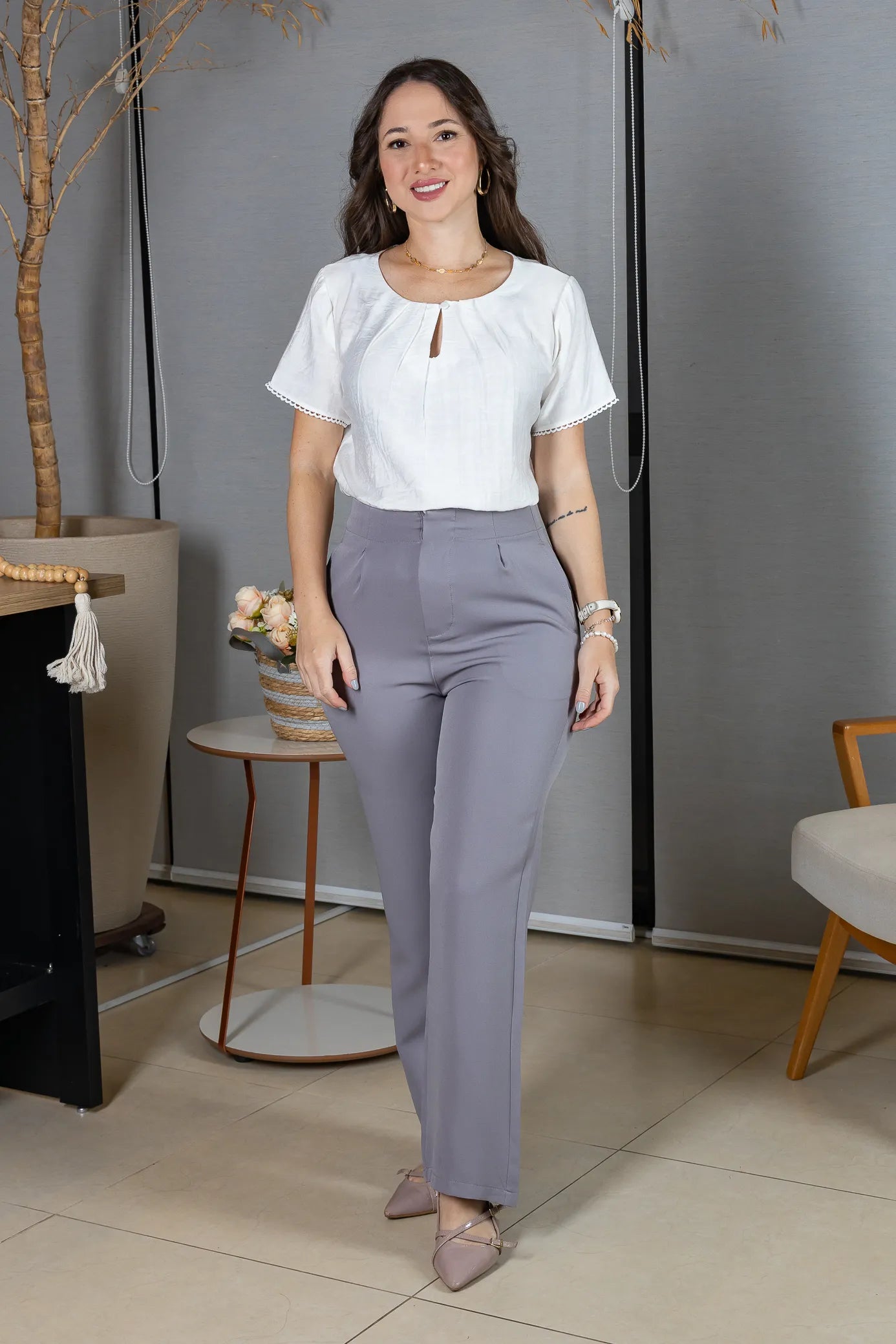 Blusa Manga Curta em Crepe Comfort Decote em Gota e Pregas Mariele Branca