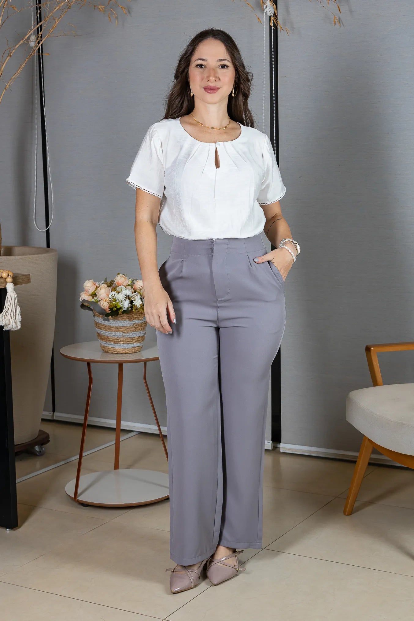 Blusa Manga Curta em Crepe Comfort Decote em Gota e Pregas Mariele Branca