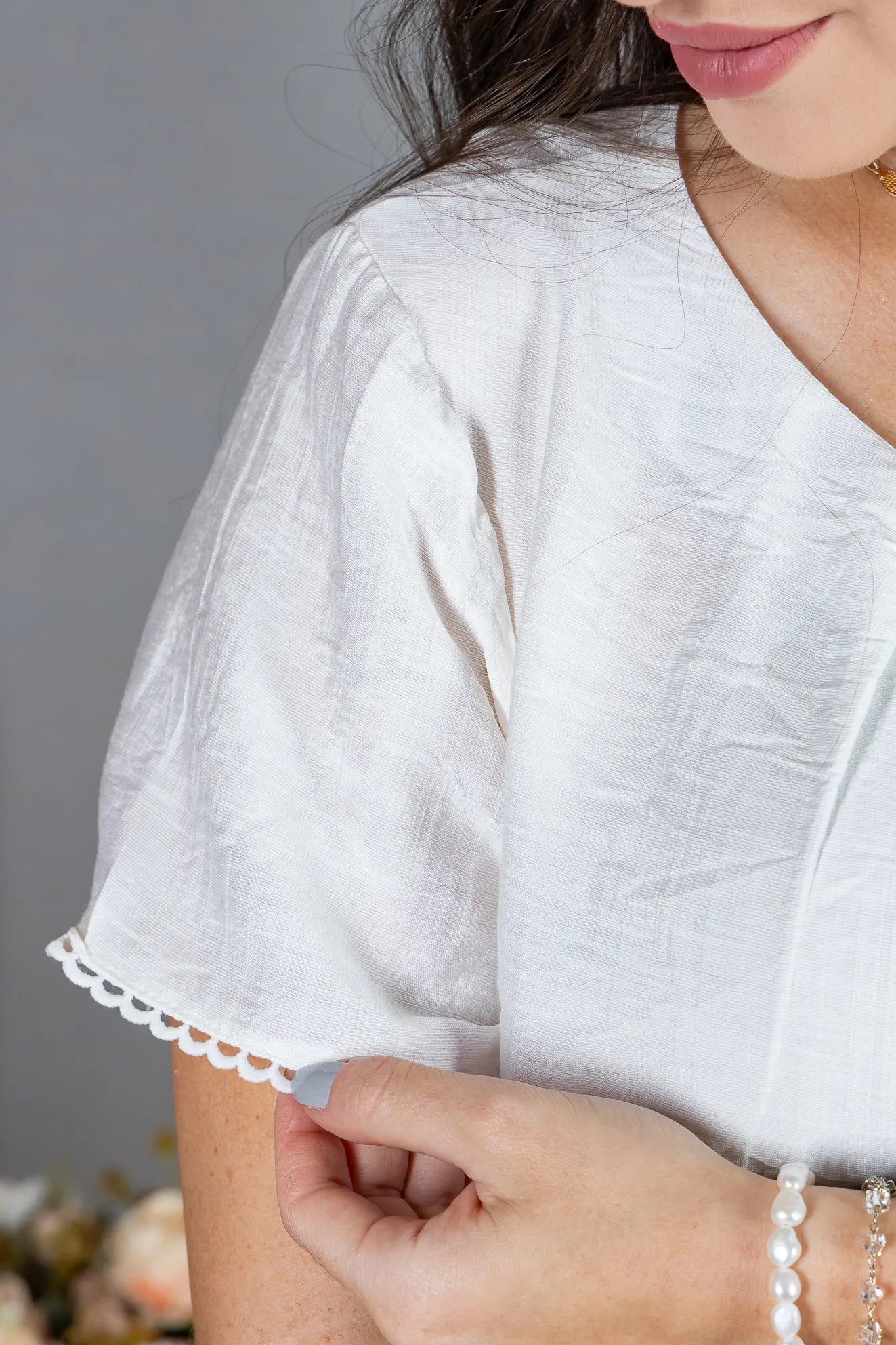 Blusa Manga Curta em Crepe Comfort Decote em Gota e Pregas Mariele Branca