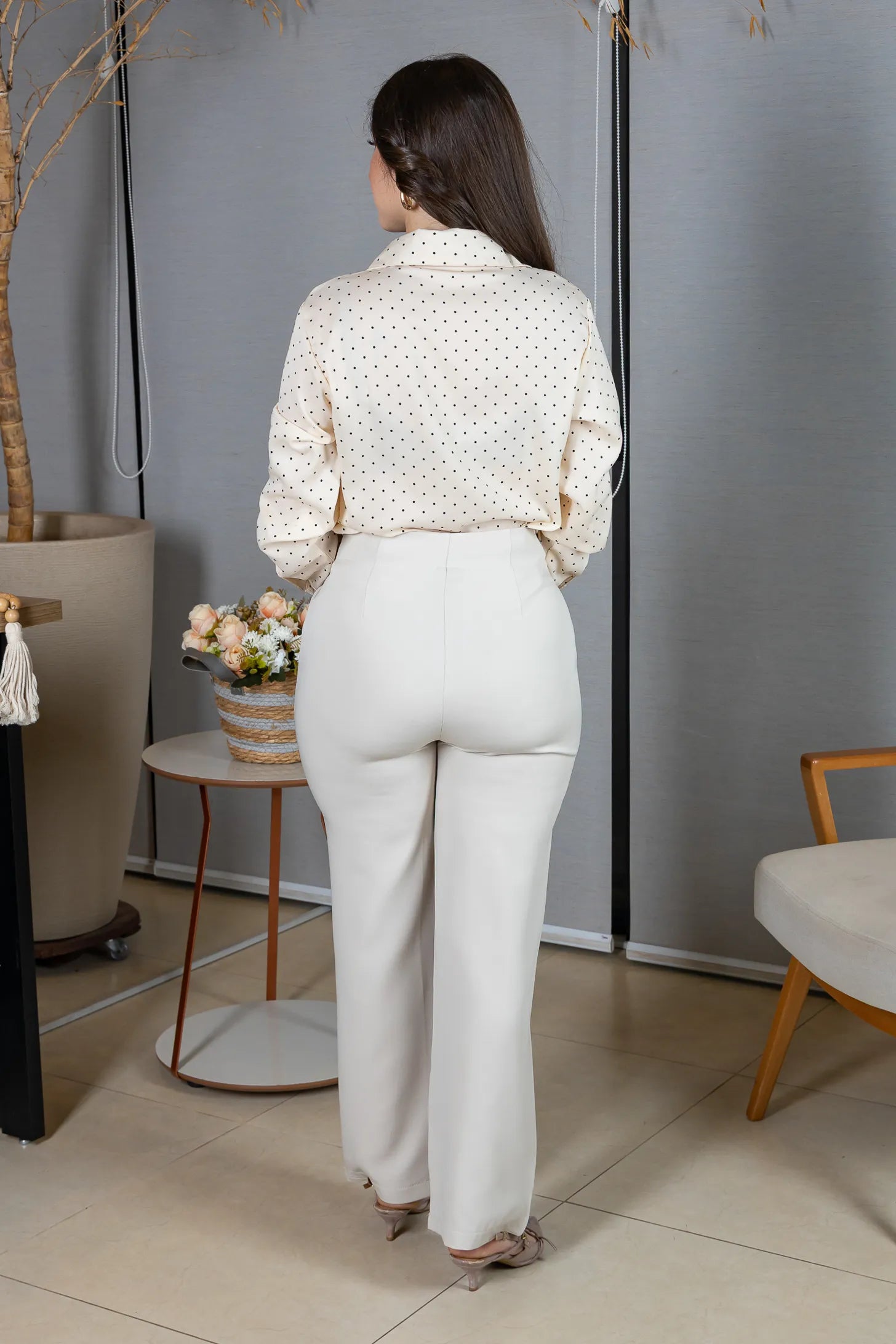 Calça Corte Reto em Alfaiataria com Detalhe em Pregas Selena Creme