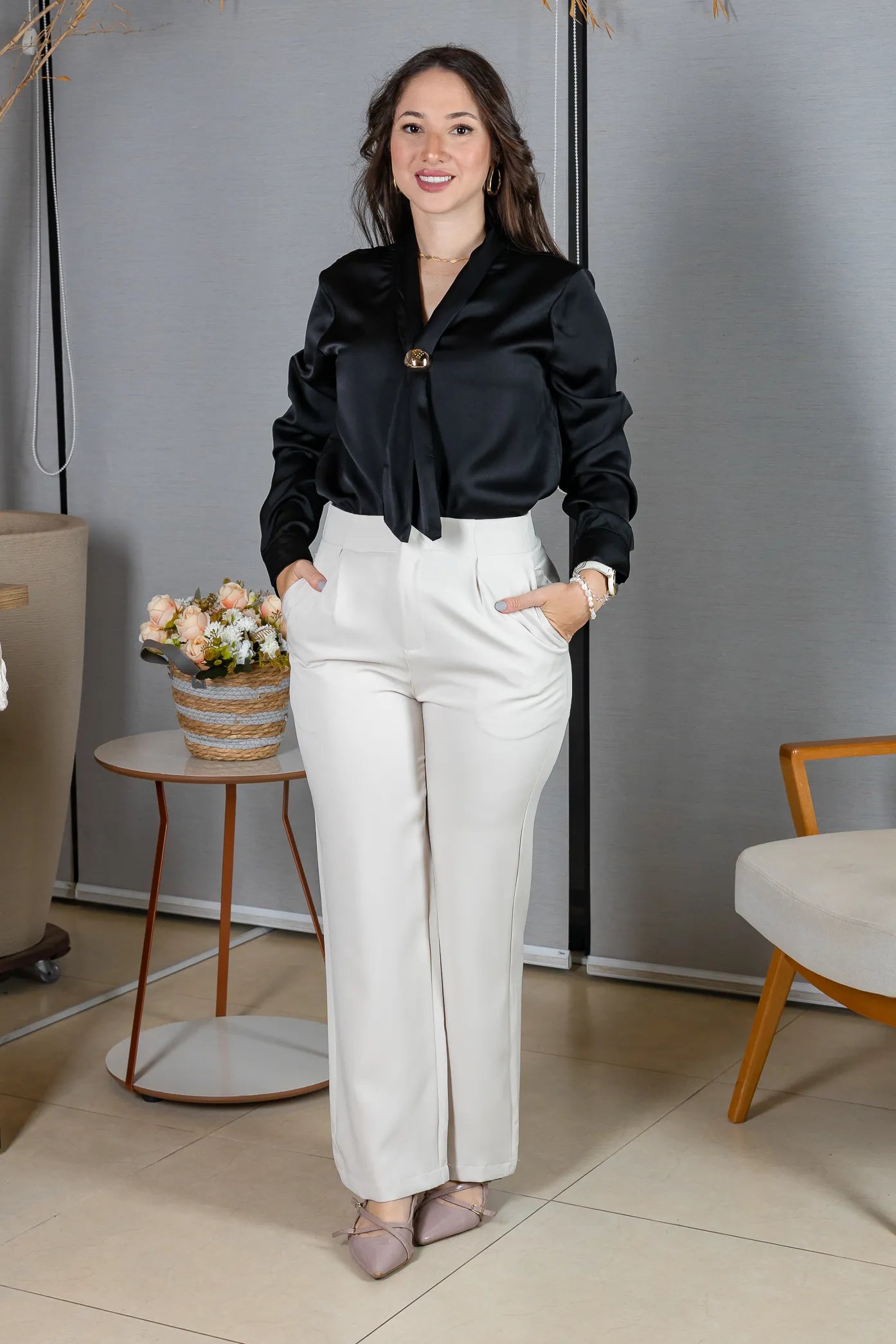 Blusa Manga Longa em Poli Silk com Broche Dourado Lara Preta