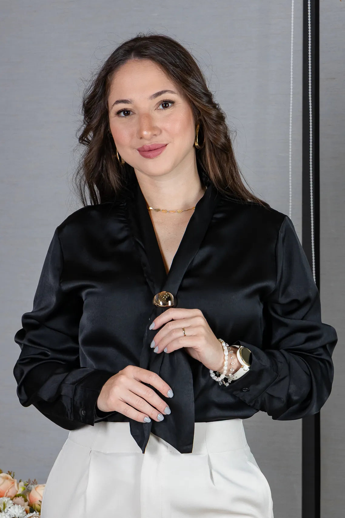 Blusa Manga Longa em Poli Silk com Broche Dourado Lara Preta