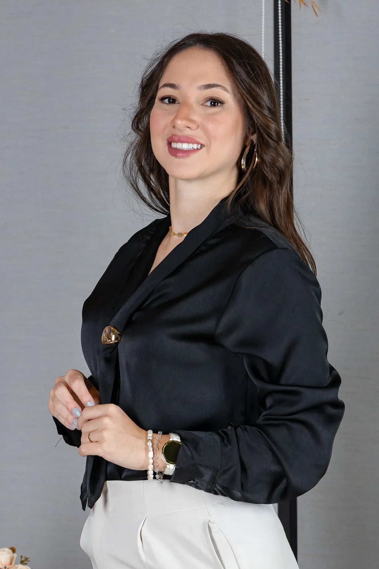 Blusa Manga Longa em Poli Silk com Broche Dourado Lara Preta