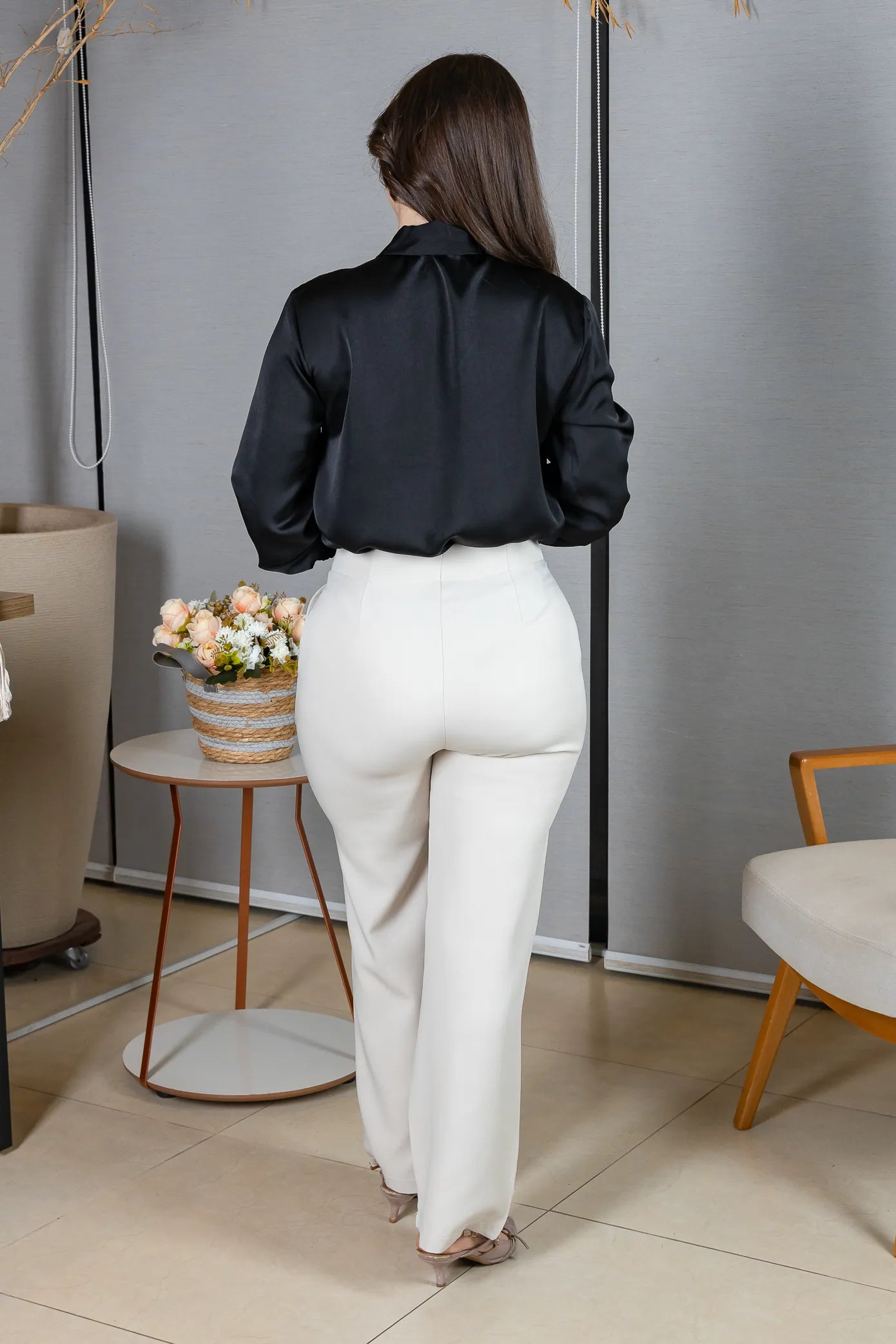 Blusa Manga Longa em Poli Silk com Broche Dourado Lara Preta