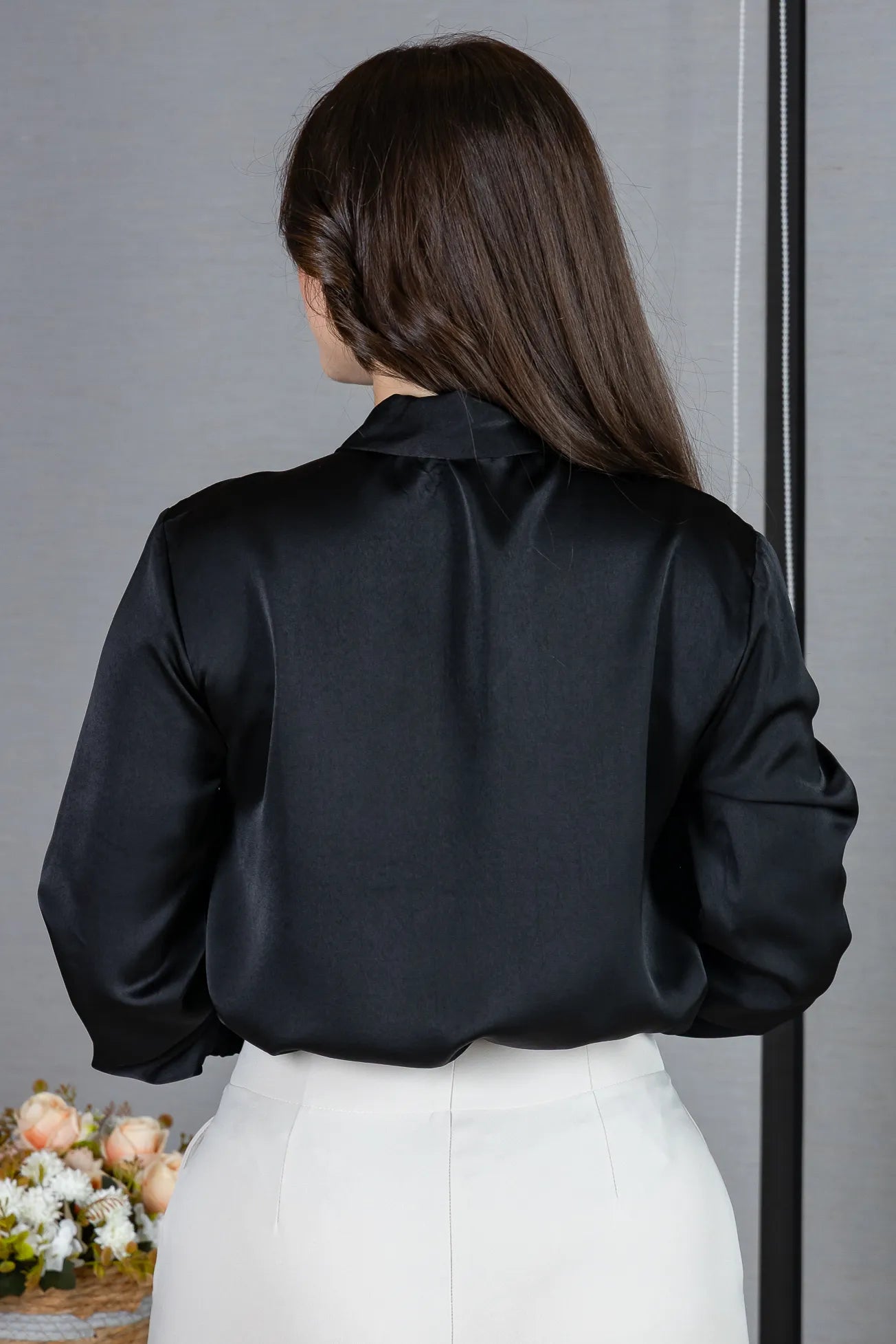 Blusa Manga Longa em Poli Silk com Broche Dourado Lara Preta