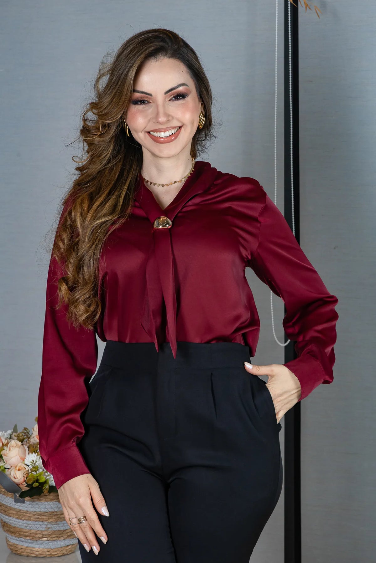 Blusa Manga Longa em Poli Silk com Broche Dourado Lara Bordô
