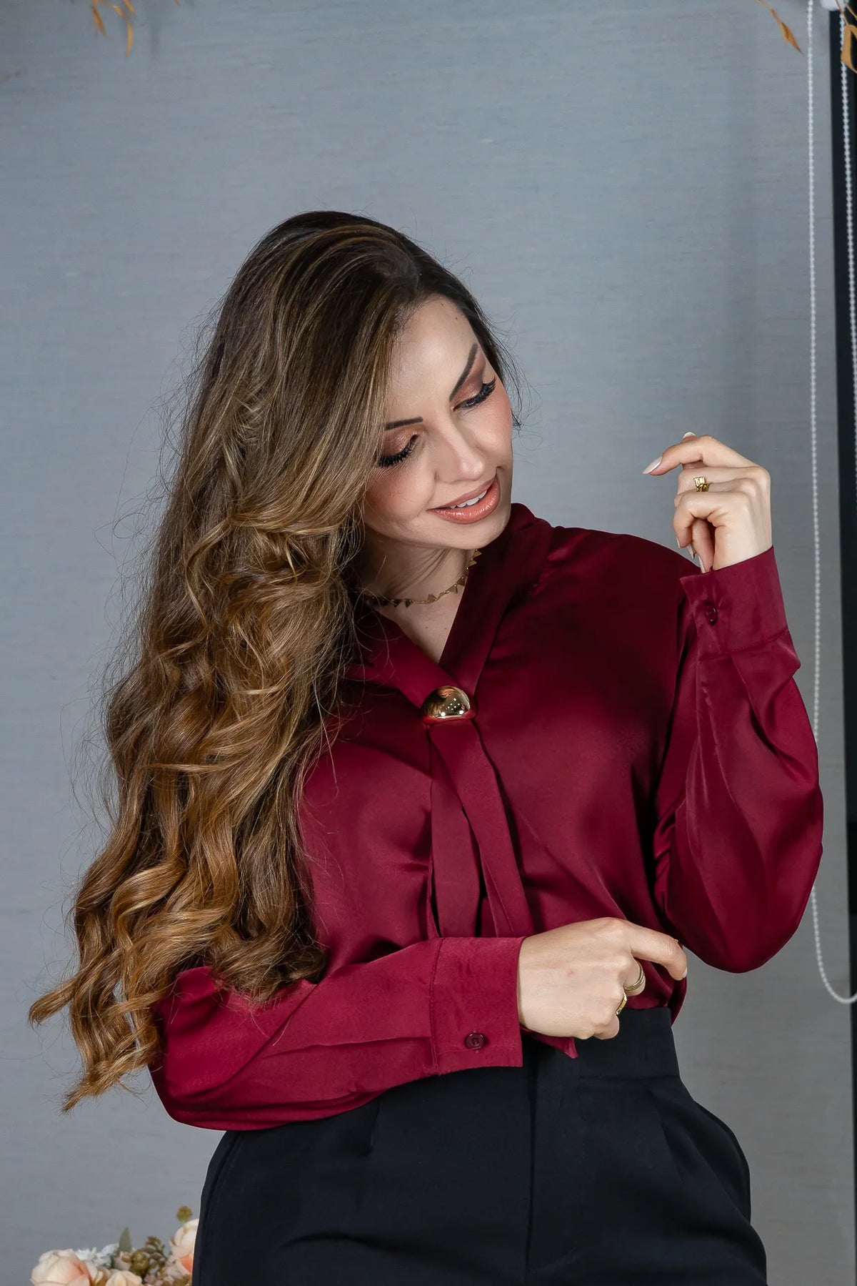 Blusa Manga Longa em Poli Silk com Broche Dourado Lara Bordô