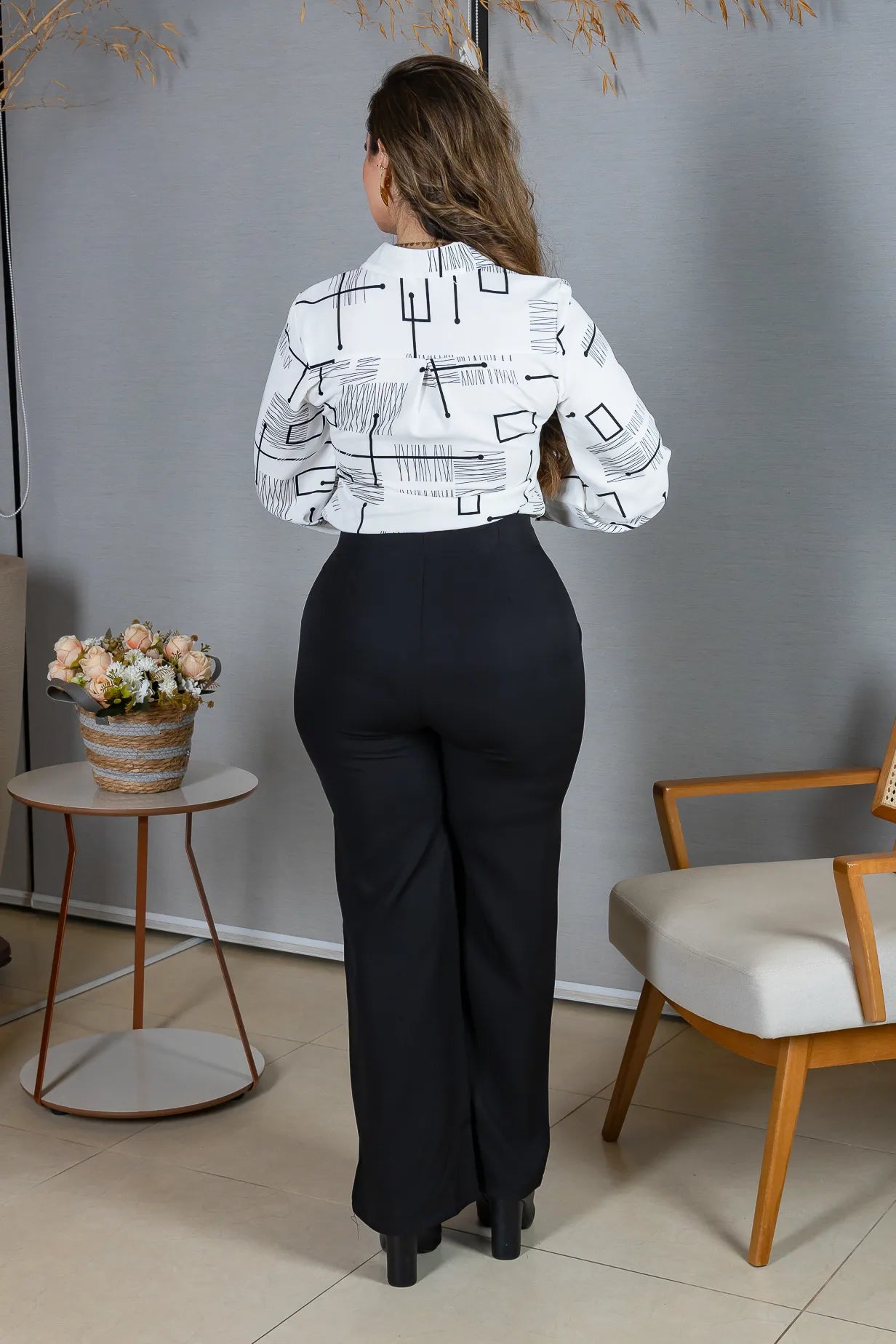 Camisa Manga Longa Crepe Classic Fecho em Botões Estampa Geométrica Sara Creme