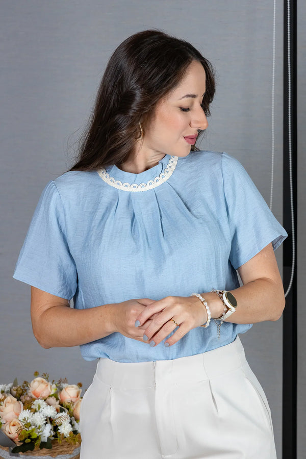 Blusa Manga Curta Visco Eco Blend com Gola Bordada Dandara Azul