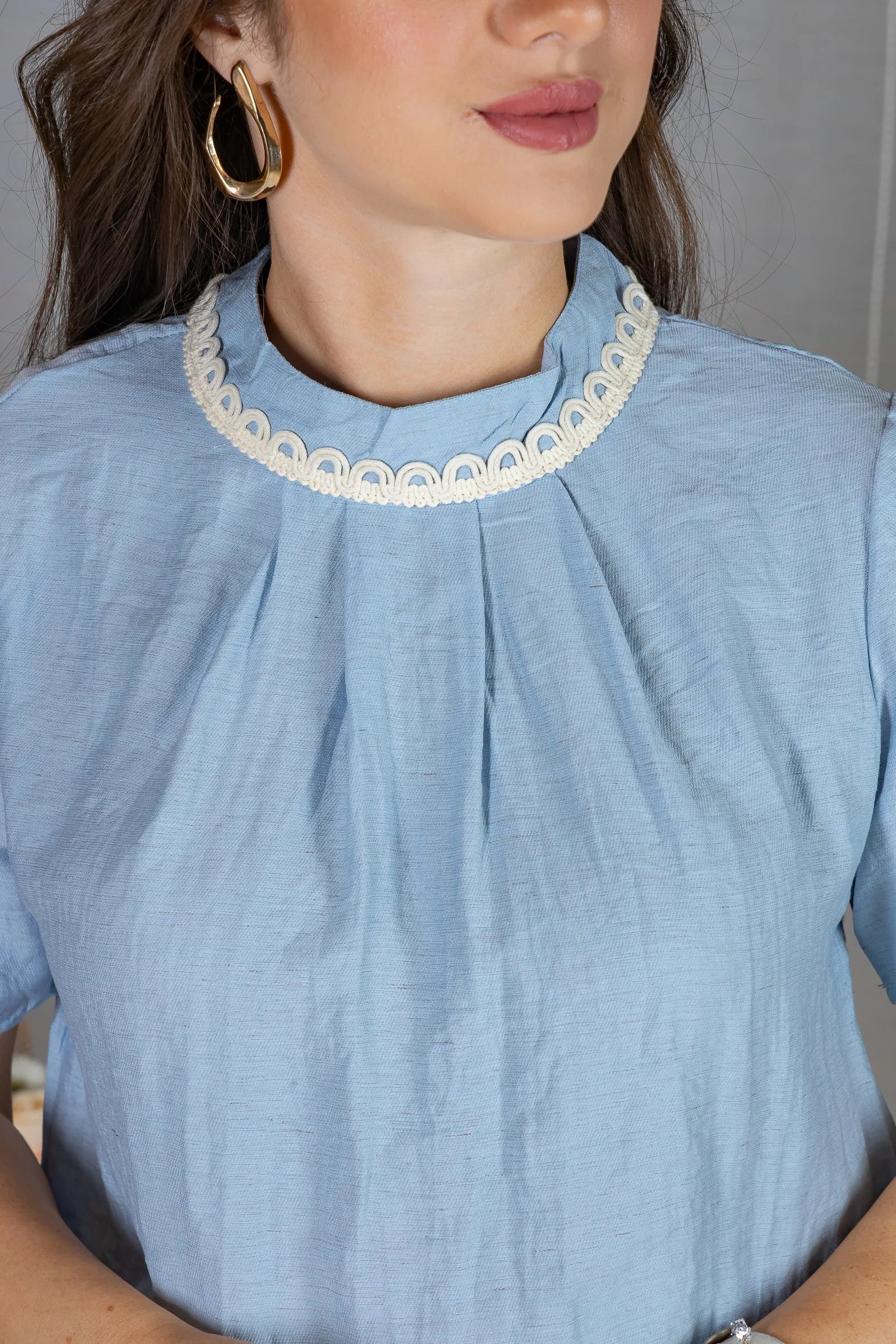 Blusa Manga Curta Visco Eco Blend com Gola Bordada Dandara Azul