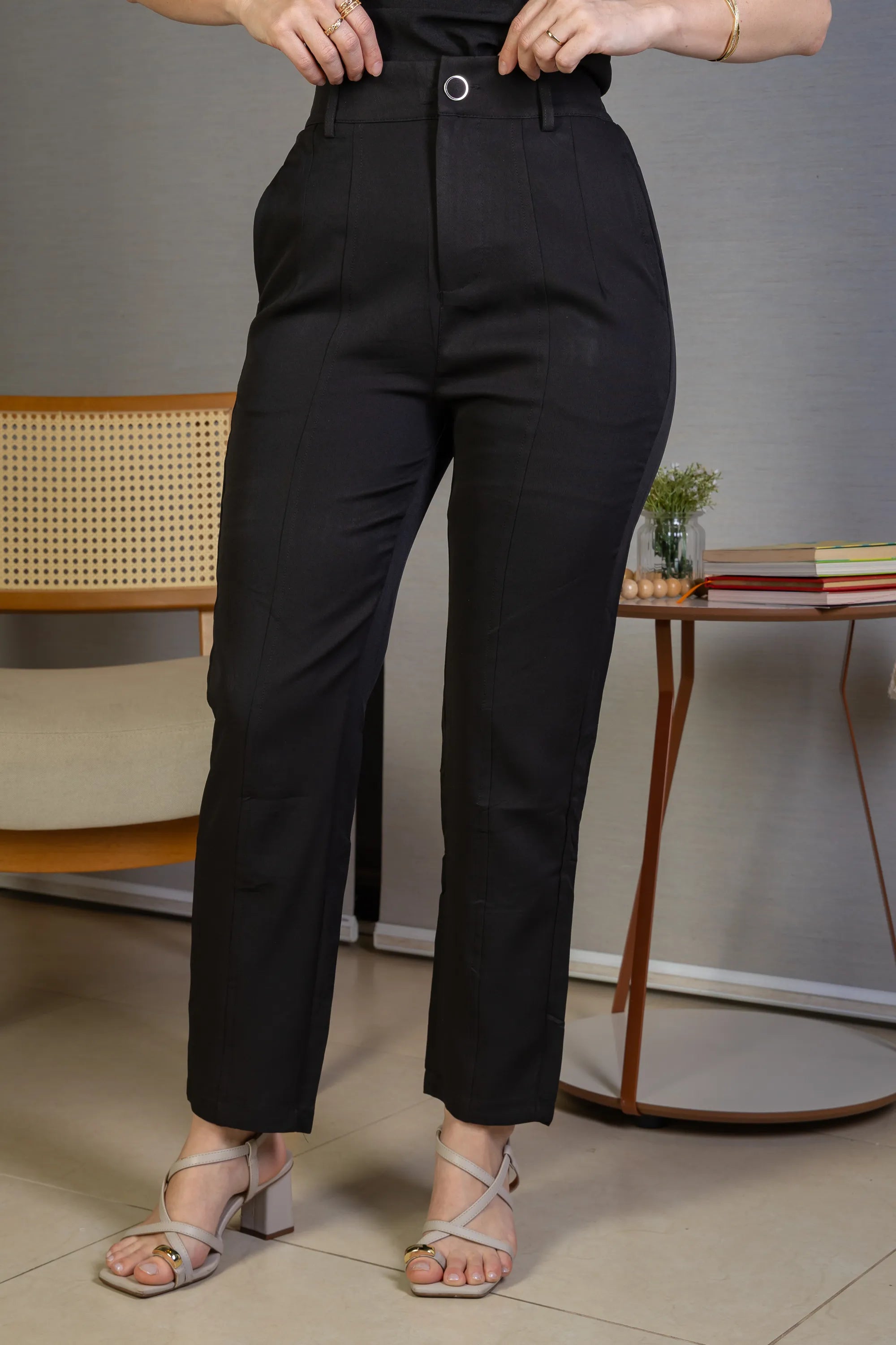 Calça Corte Reto Detalhe Botão Encapado Em Crepe Milano Maria Preta