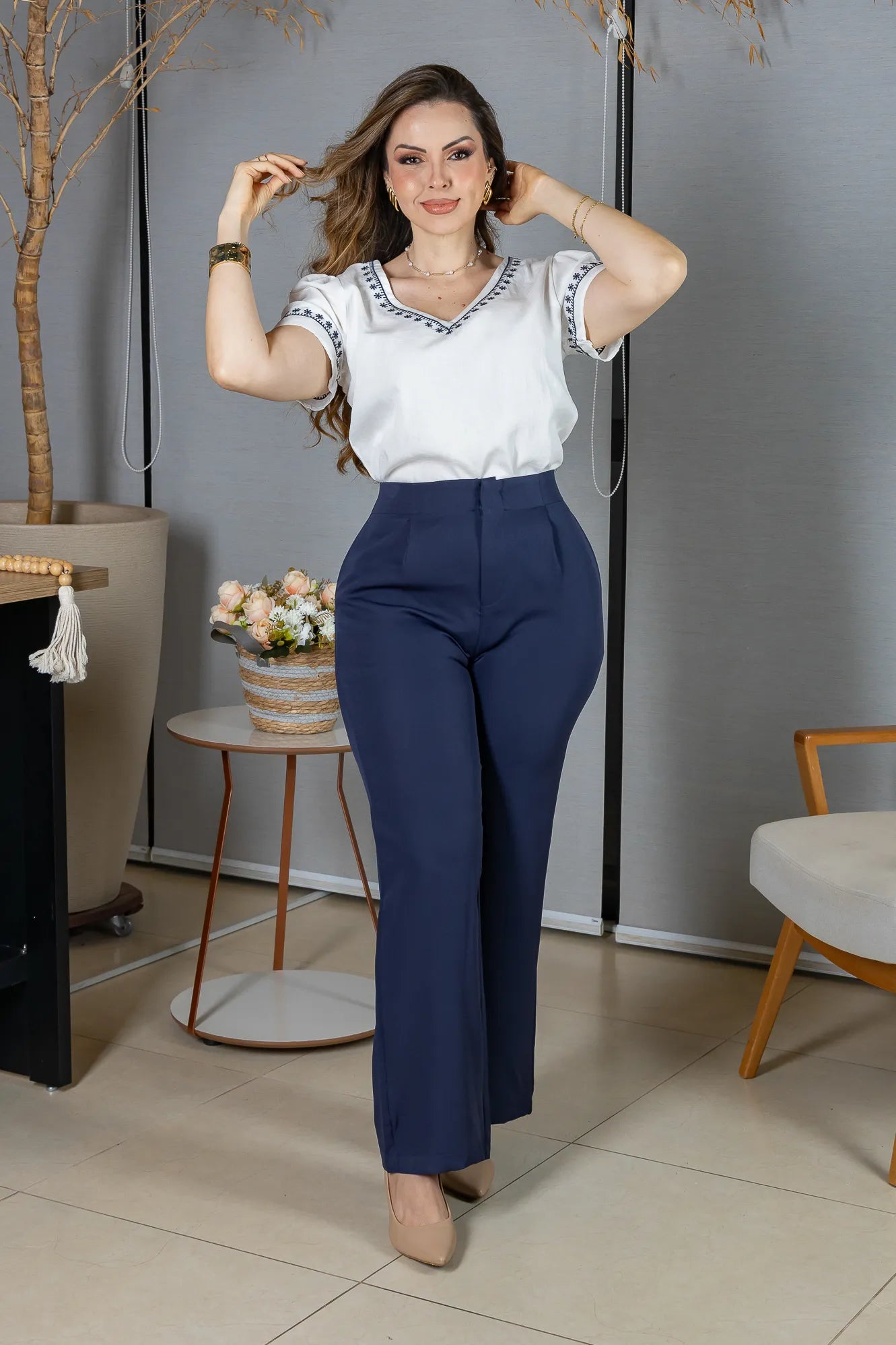 Blusa Manga Curta Decote em "V" Bordado em Visco Rustic Mara Branca