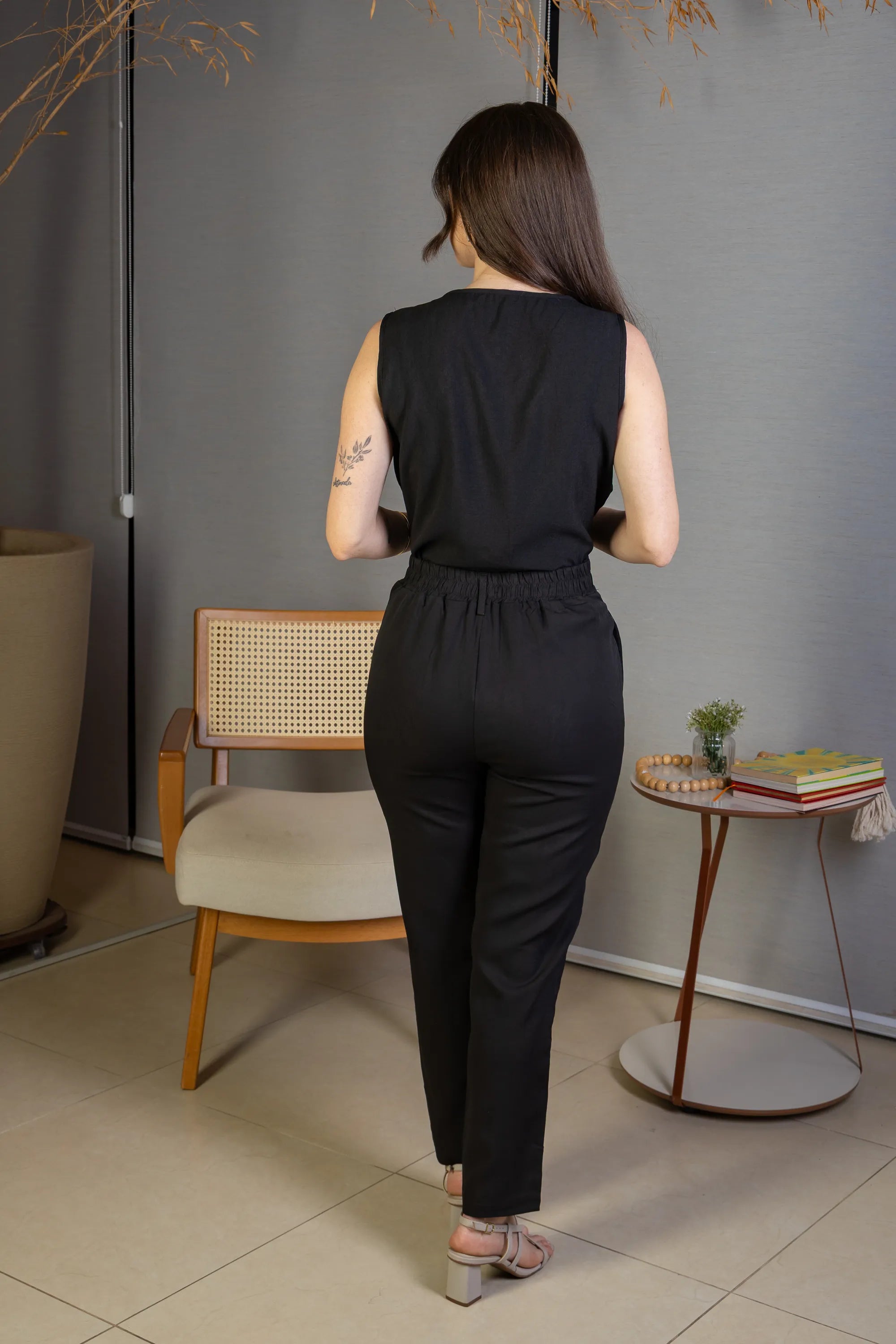 Blusa Regata Decote "V" Detalhe Trançado Em Visco Soft Liliane Preto