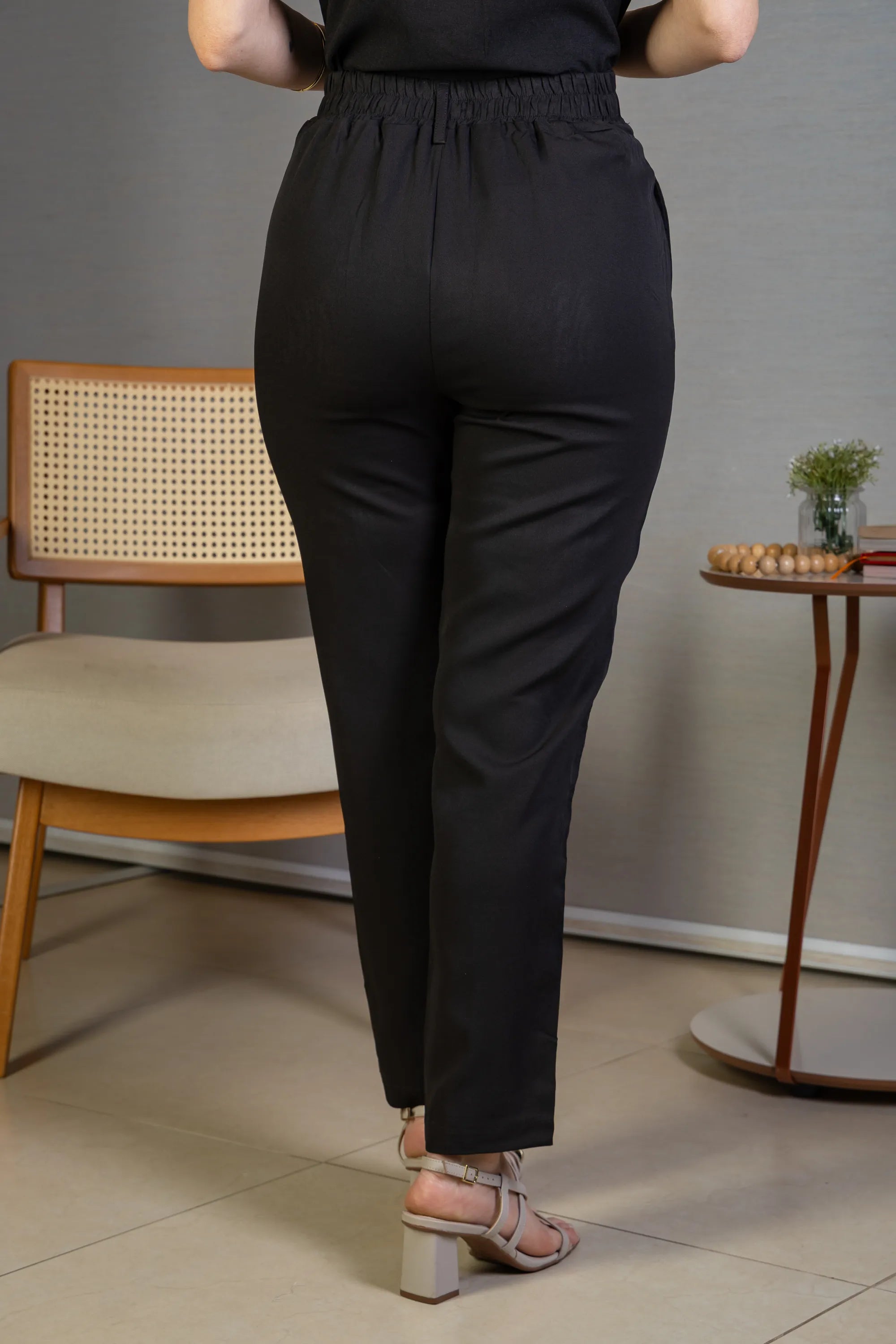 Calça Corte Reto Detalhe Botão Encapado Em Crepe Milano Maria Preta