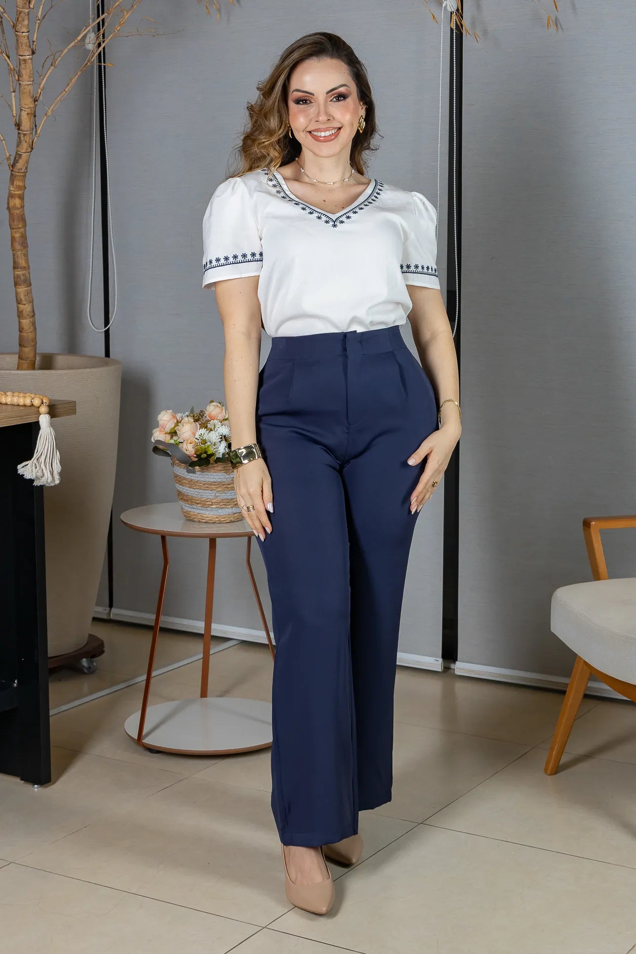 Blusa Manga Curta Decote em "V" Bordado em Visco Rustic Mara Branca