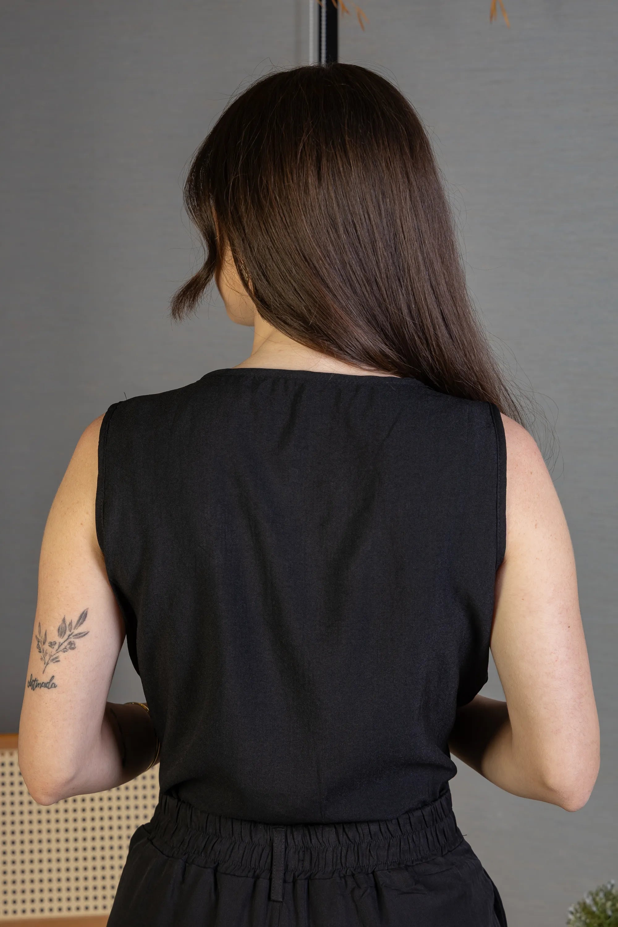 Blusa Regata Decote "V" Detalhe Trançado Em Visco Soft Liliane Preto