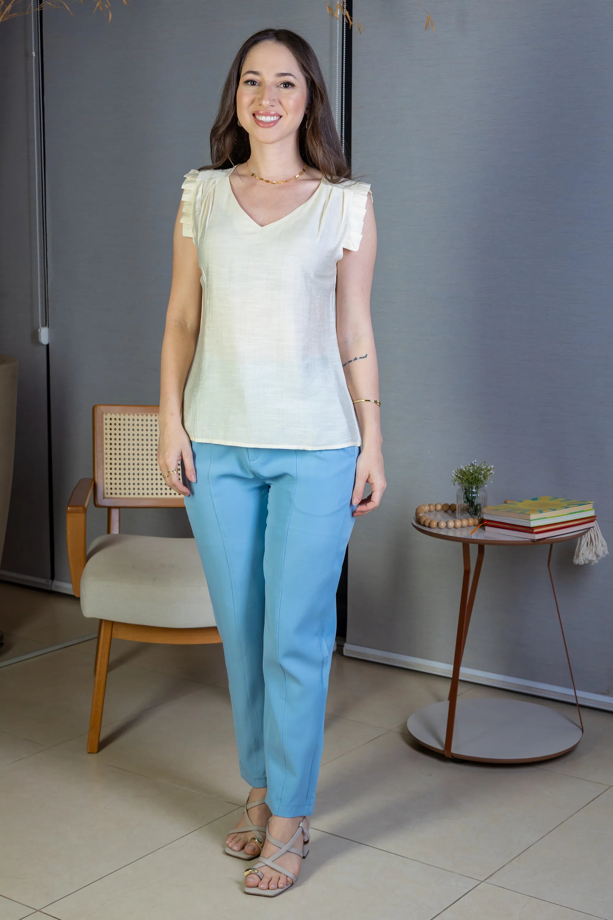 Blusa Regata Babados Decote "V" Em Viscolisse Joice Amarelo Manteiga