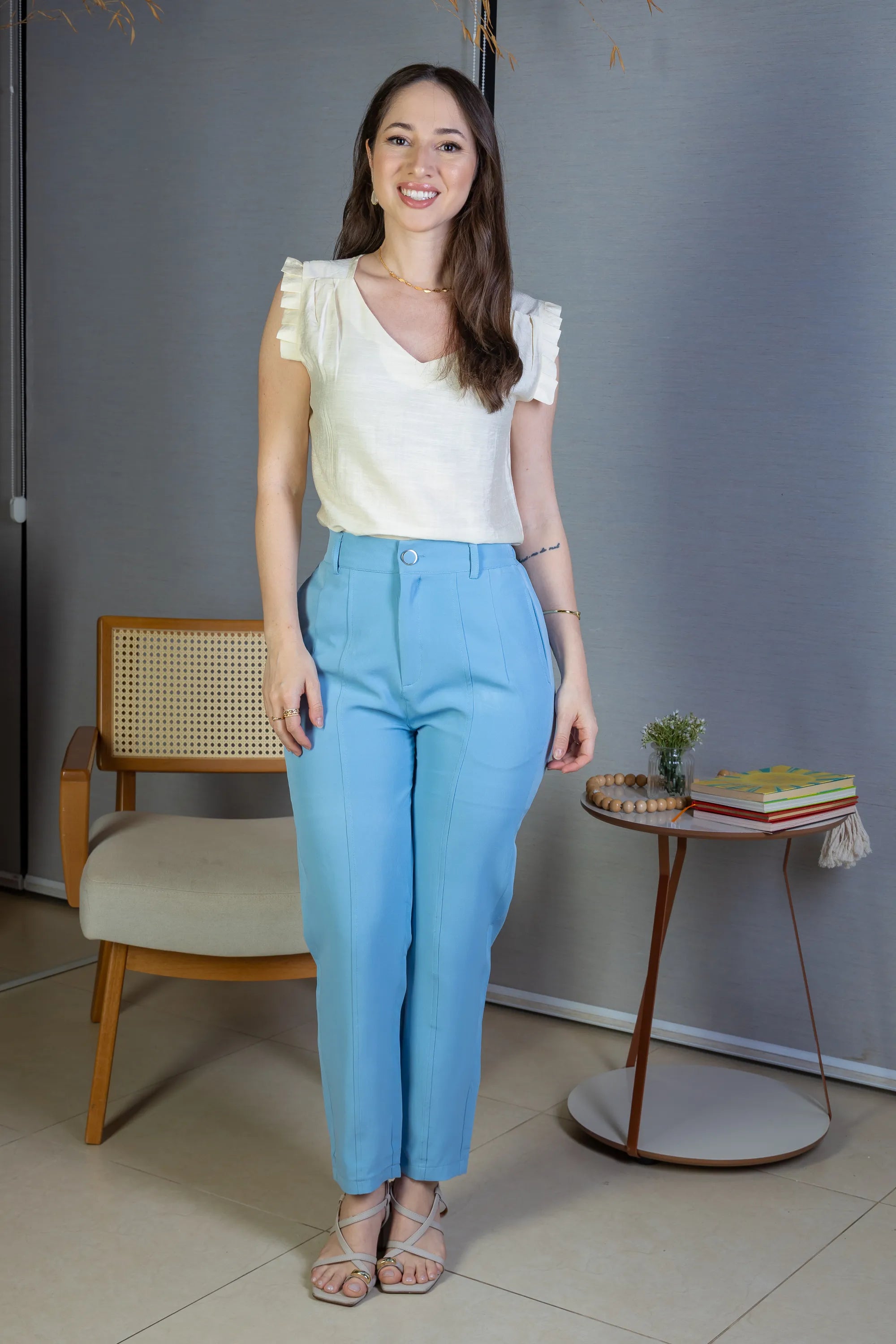 Blusa Regata Babados Decote "V" Em Viscolisse Joice Amarelo Manteiga