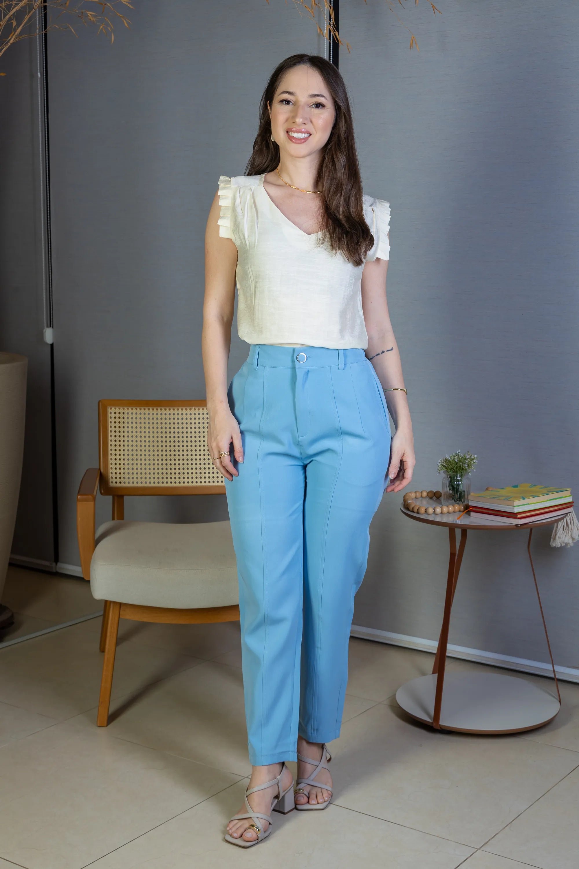 Calça Corte Reto Detalhe Botão Encapado Em Crepe Milano Maria Azul