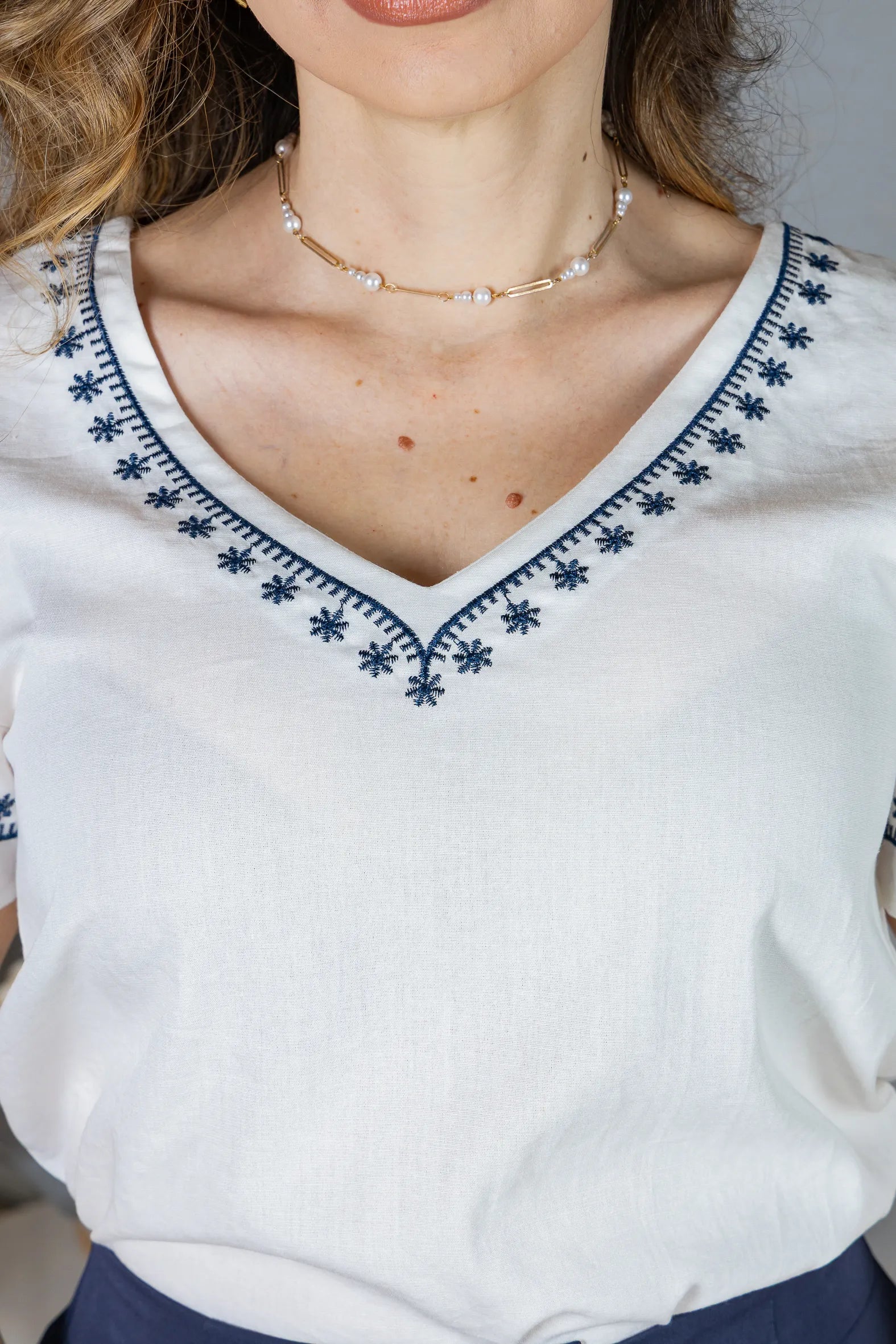 Blusa Manga Curta Decote em "V" Bordado em Visco Rustic Mara Branca