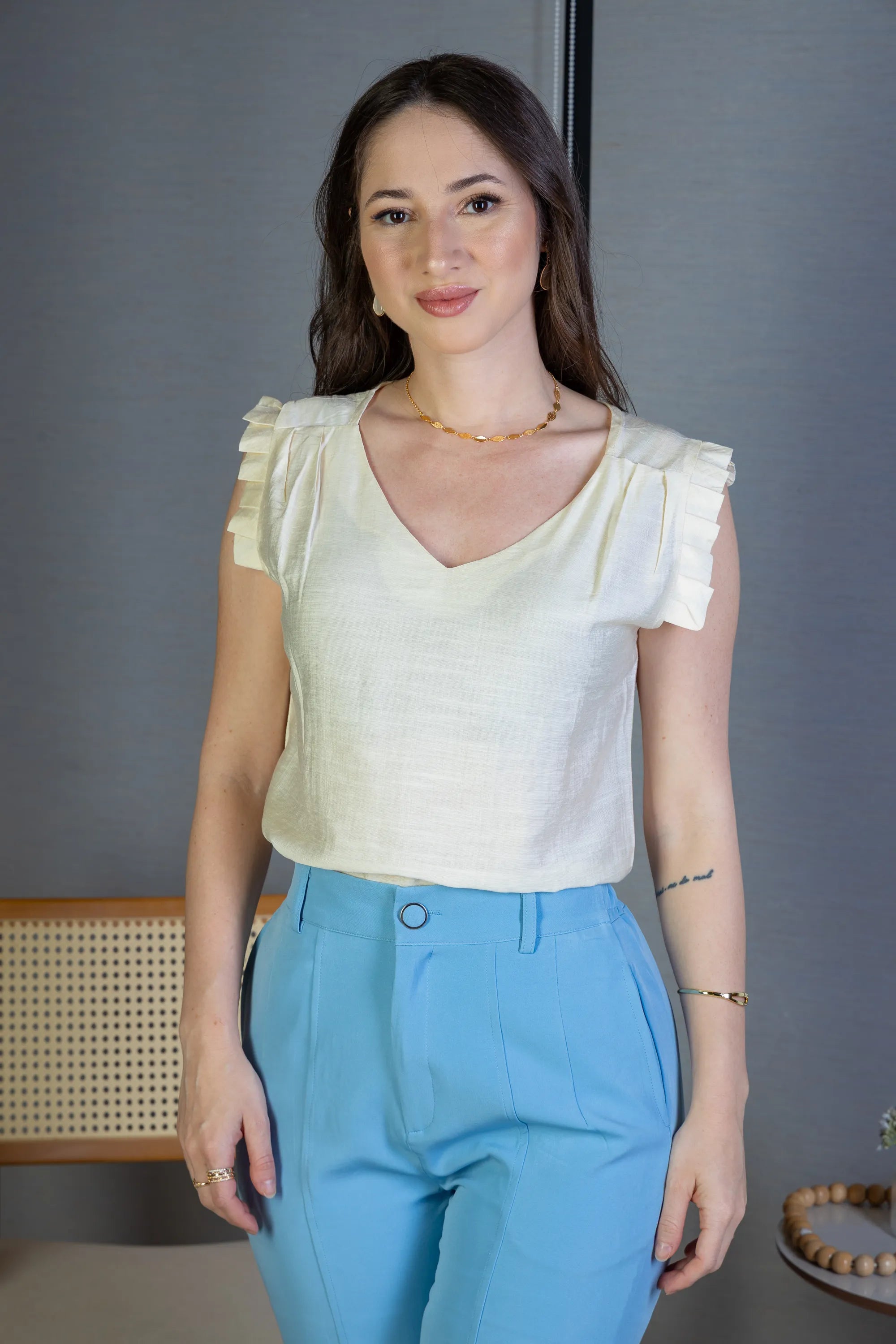 Blusa Regata Babados Decote "V" Em Viscolisse Joice Amarelo Manteiga