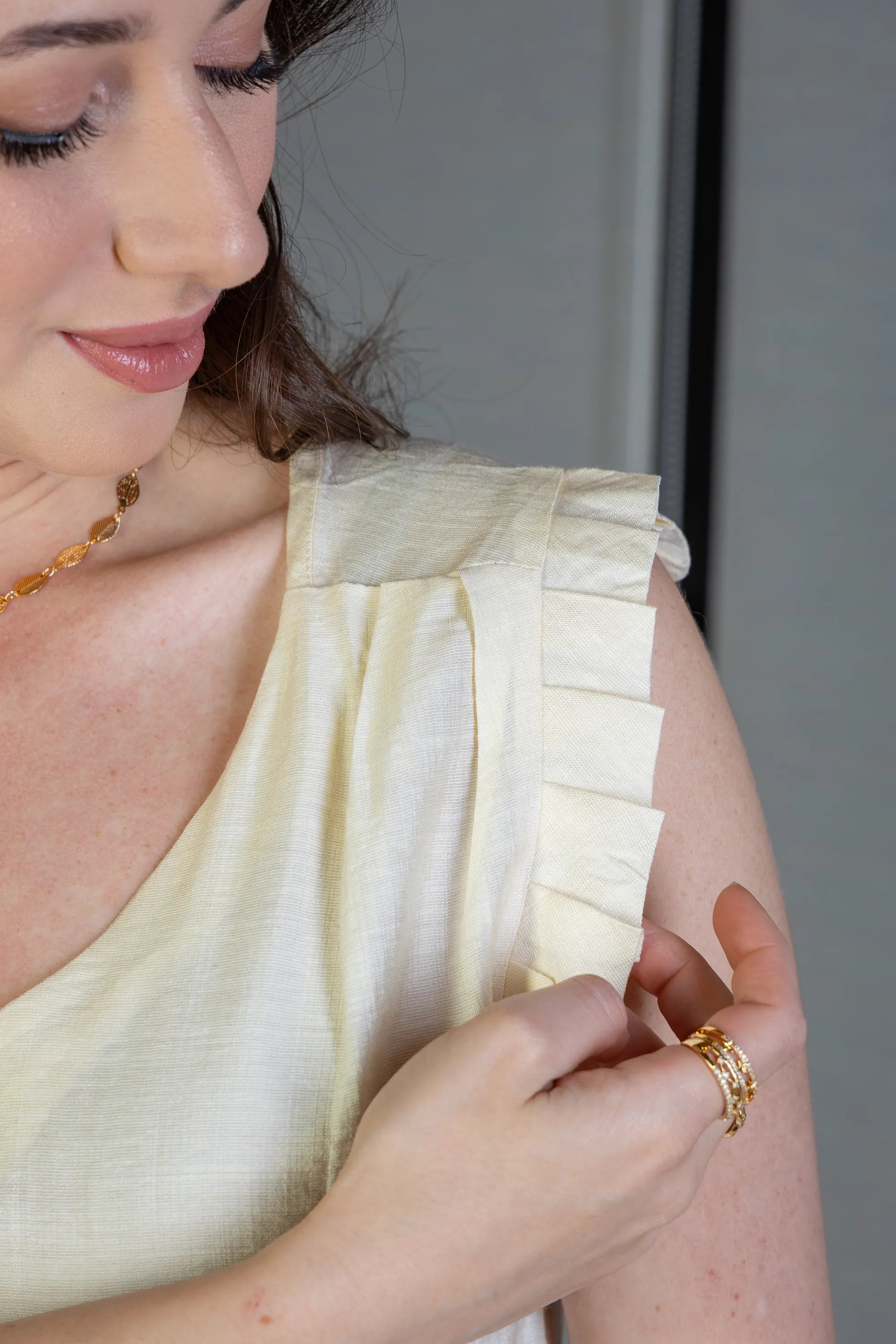 Blusa Regata Babados Decote "V" Em Viscolisse Joice Amarelo Manteiga