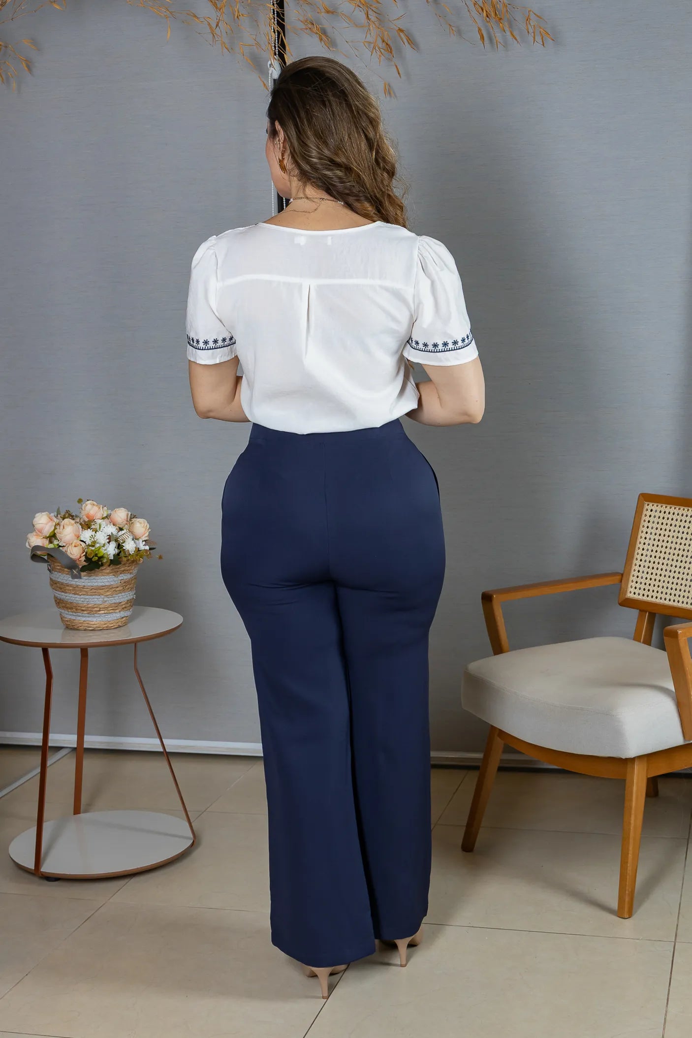 Blusa Manga Curta Decote em "V" Bordado em Visco Rustic Mara Branca