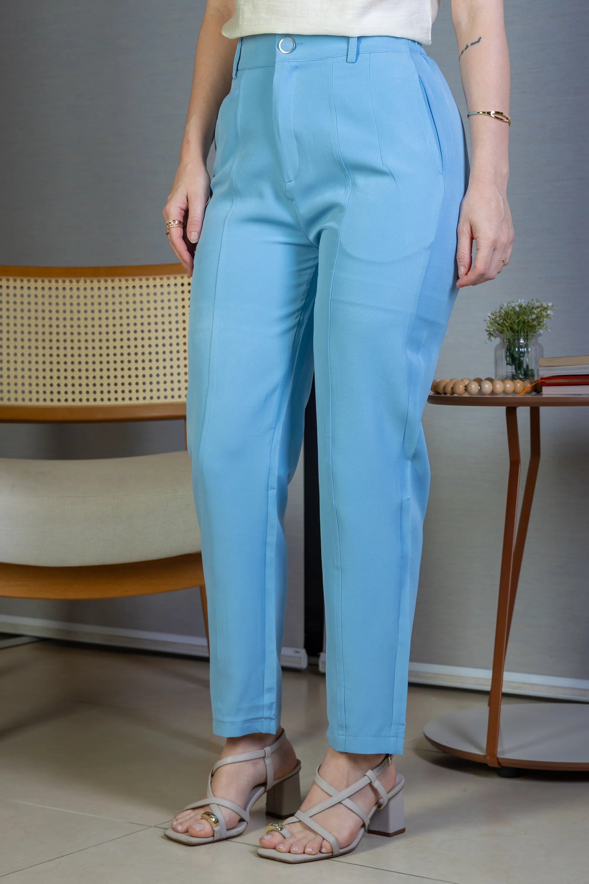 Calça Corte Reto Detalhe Botão Encapado Em Crepe Milano Maria Azul
