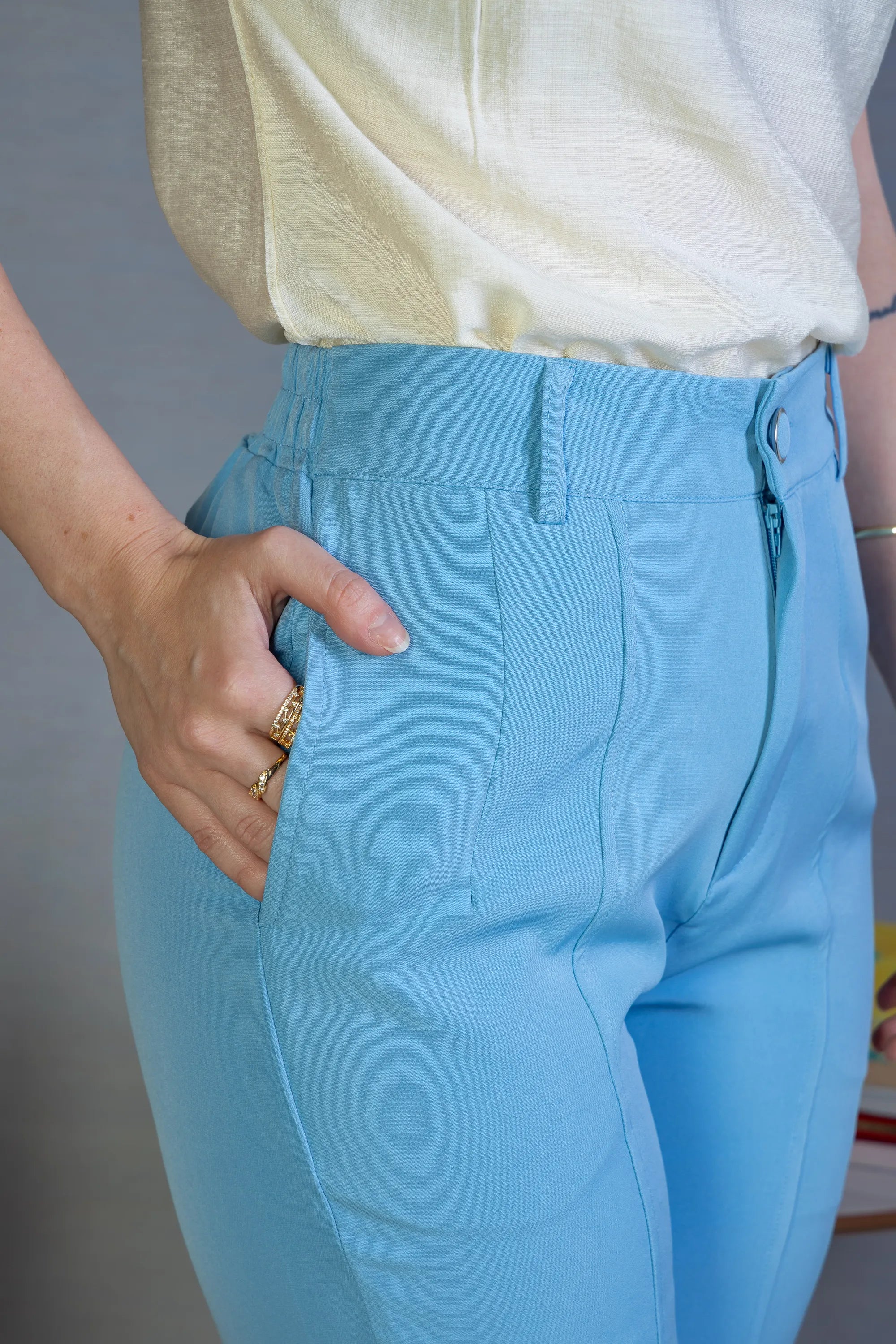Calça Corte Reto Detalhe Botão Encapado Em Crepe Milano Maria Azul