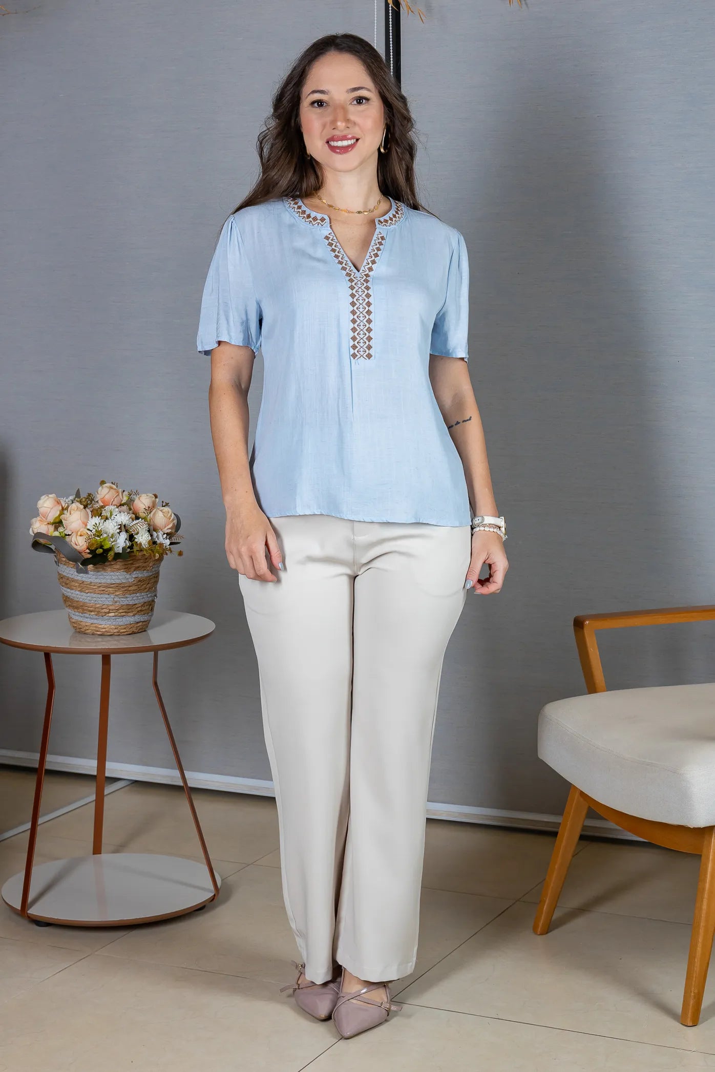 Blusa Manga Curta Detalhe Decote "V" Bordada Algodão Linho Antonella Azul