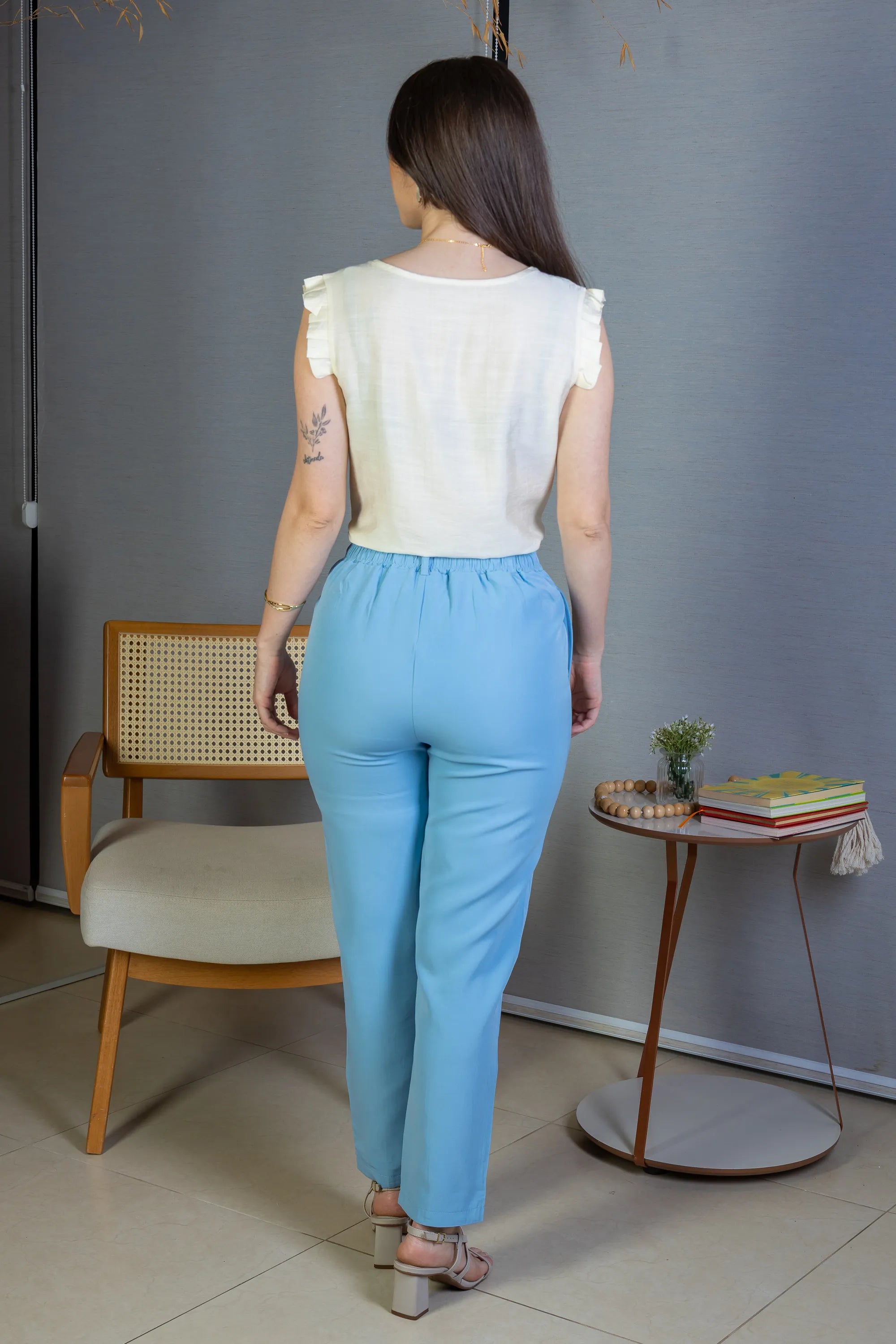 Blusa Regata Babados Decote "V" Em Viscolisse Joice Amarelo Manteiga