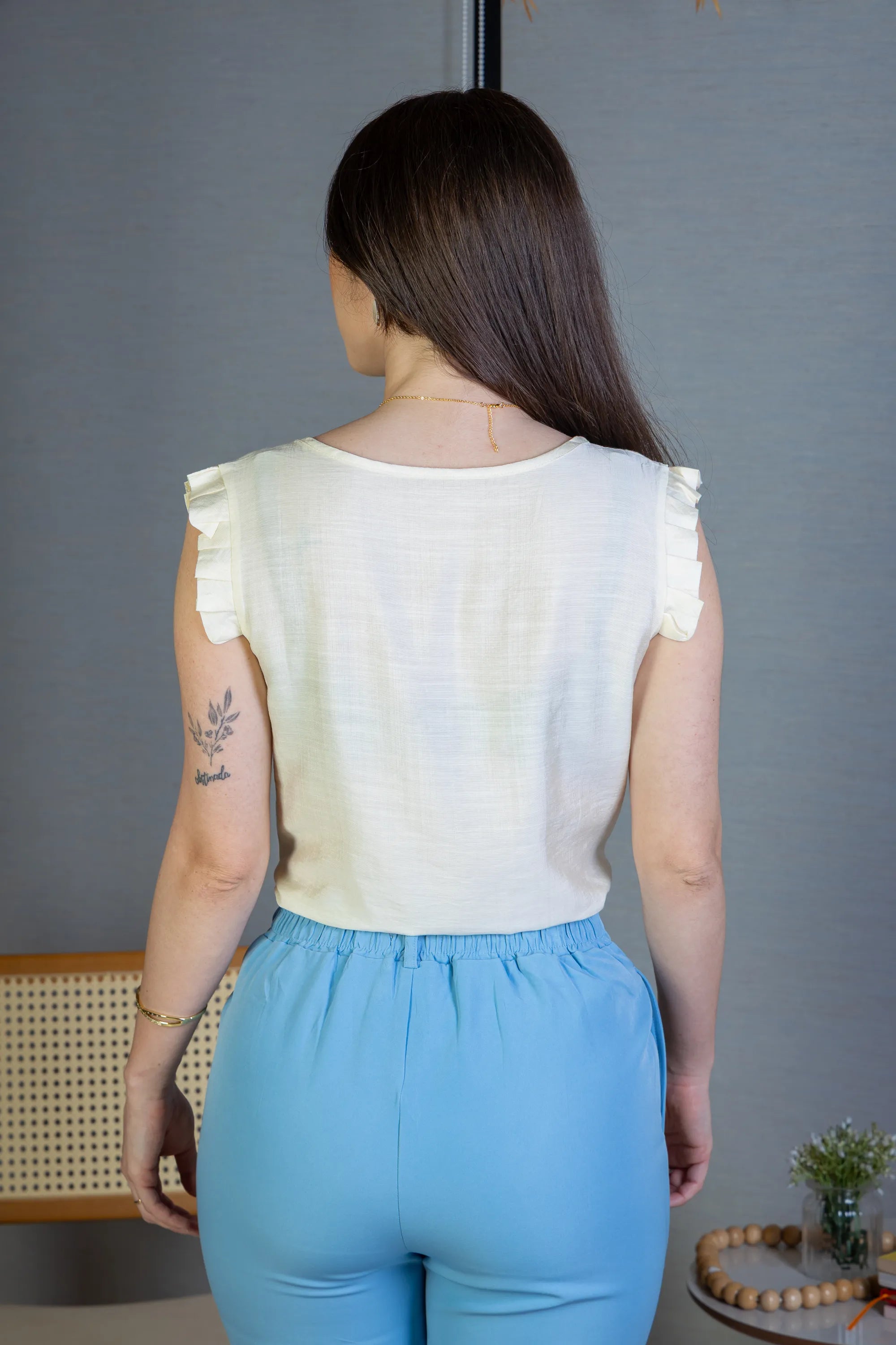Blusa Regata Babados Decote "V" Em Viscolisse Joice Amarelo Manteiga