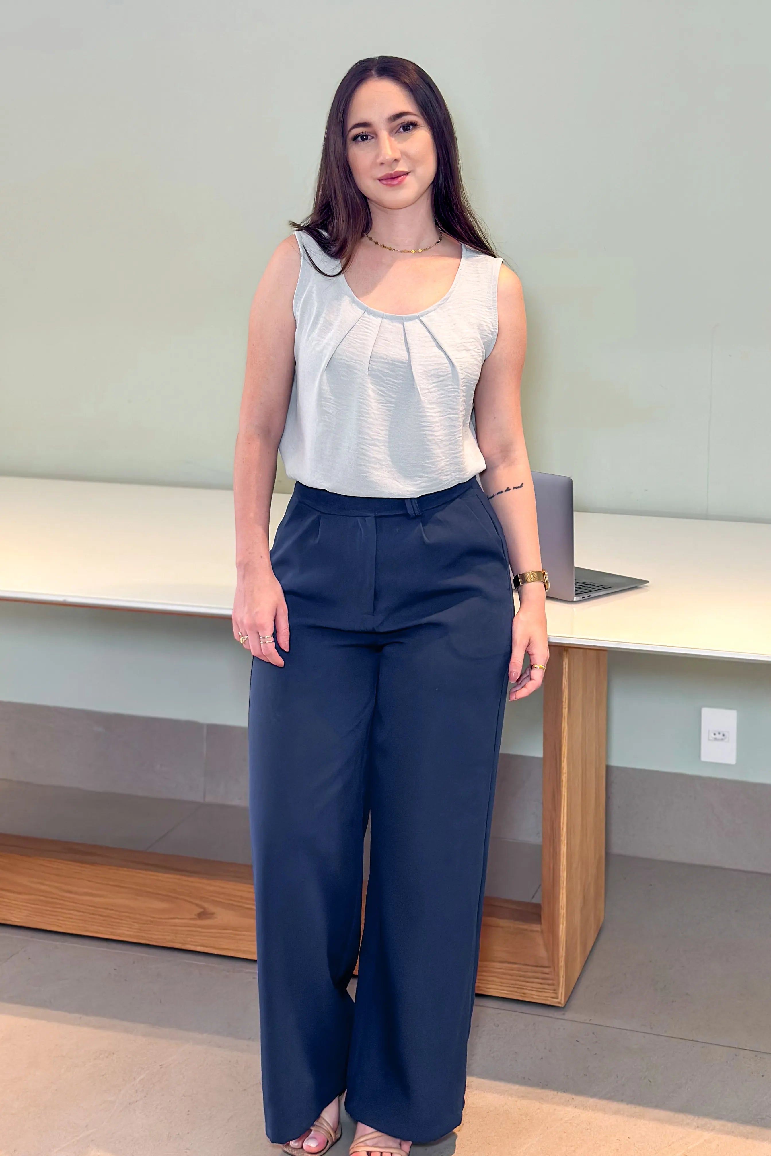 Conjunto: Blusa Regata Detalhe Pregas Colo Simone Cinza + Calça Pantalona Alfaiataria Mariane Azul Marinho