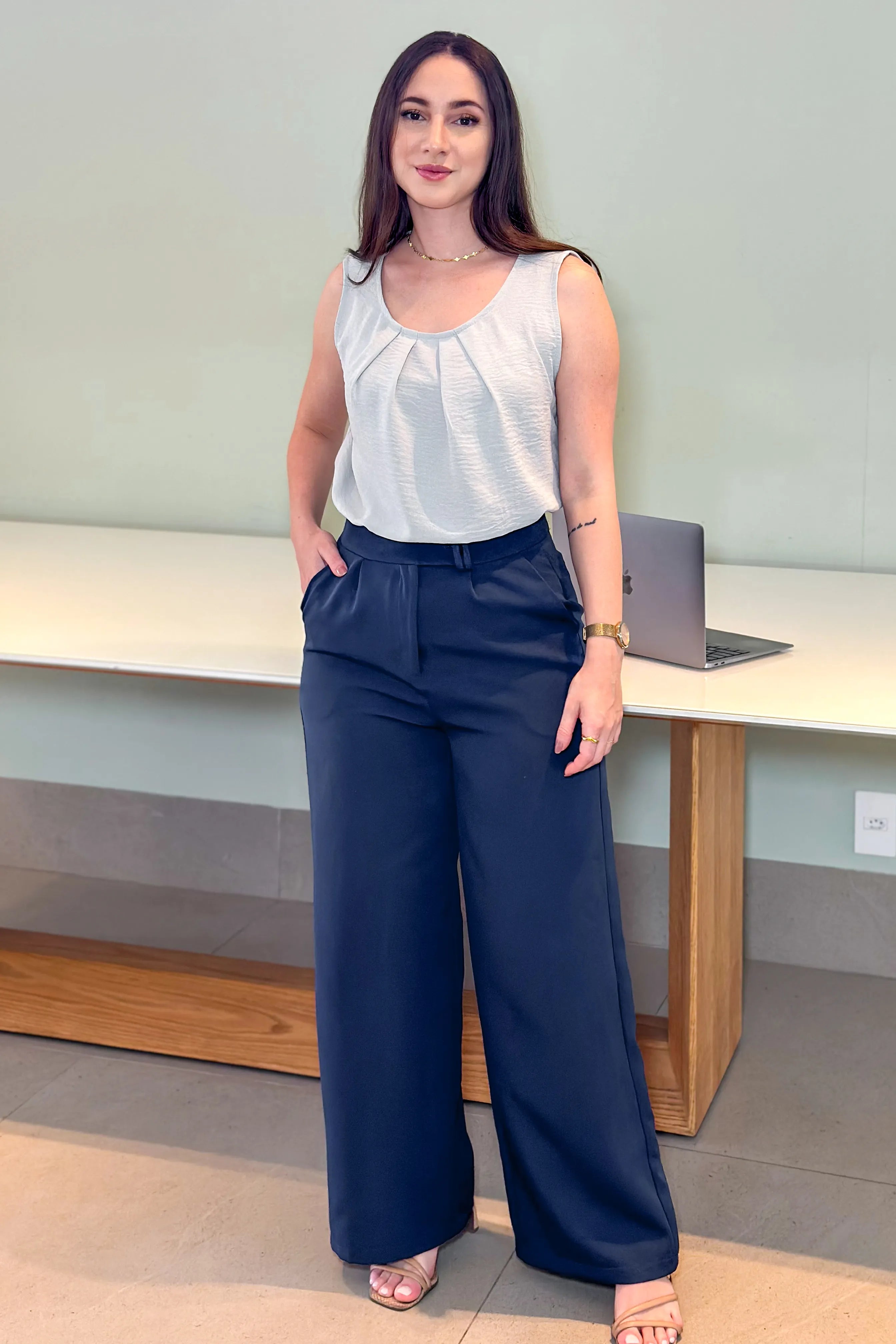 Conjunto: Blusa Regata Detalhe Pregas Colo Simone Cinza + Calça Pantalona Alfaiataria Mariane Azul Marinho