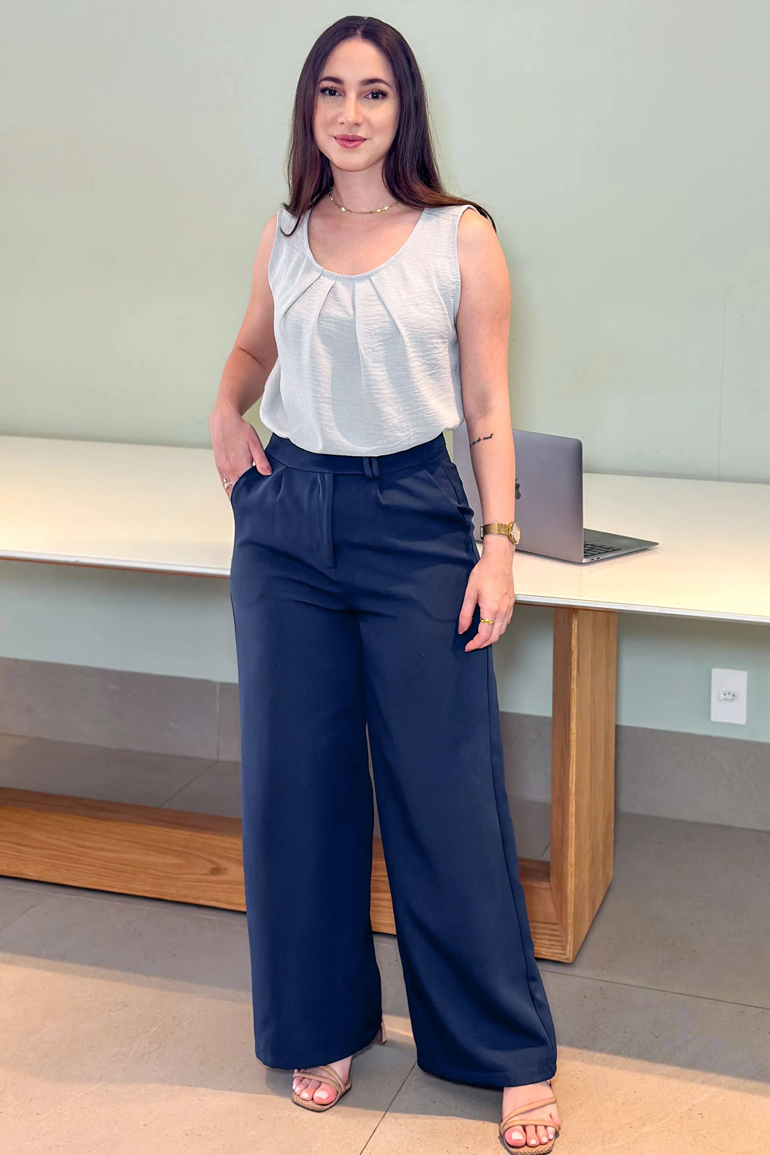 Conjunto: Blusa Regata Detalhe Pregas Colo Simone Cinza + Calça Pantalona Alfaiataria Mariane Azul Marinho