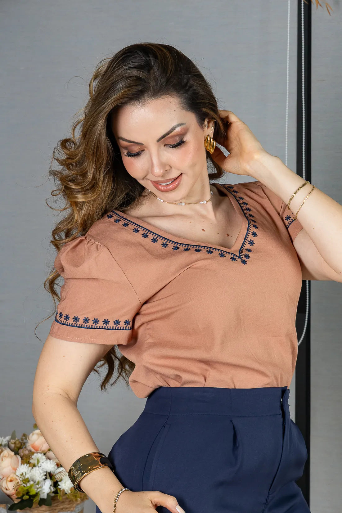 Blusa Manga Curta Decote em "V" Bordado em Visco Rustic Mara Coral