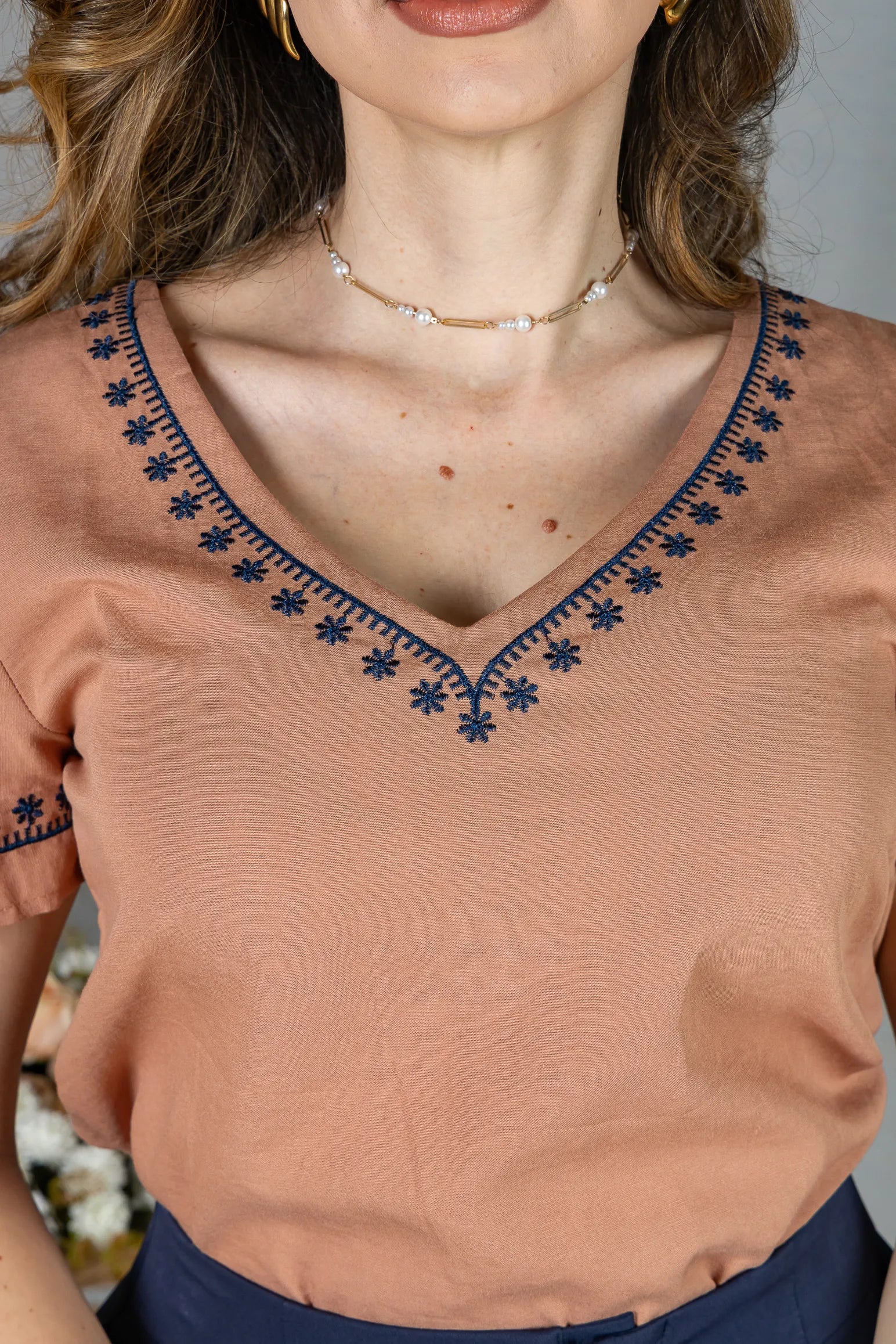 Blusa Manga Curta Decote em "V" Bordado em Visco Rustic Mara Coral