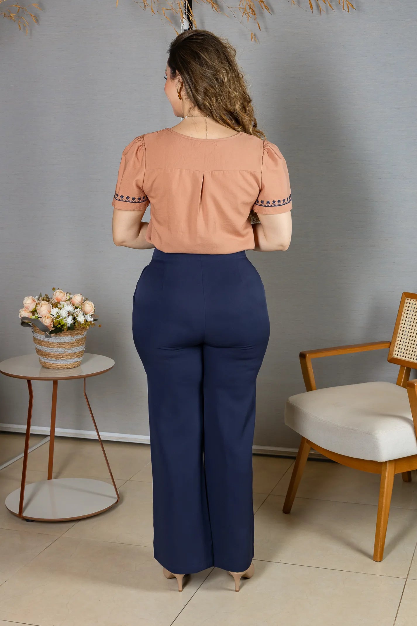 Blusa Manga Curta Decote em "V" Bordado em Visco Rustic Mara Coral